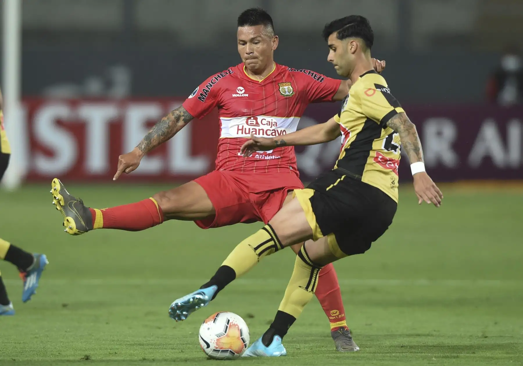 El Sport Huancayo Alfredo Rojas  de Perú y el Coquimbo Raúl Osorio de Chile compiten por el balón durante la ronda a puerta cerrada de la Copa Sudamericana antes del partido de fútbol de cuartos de final en el Estadio Nacional de Lima.
Foto: AFP