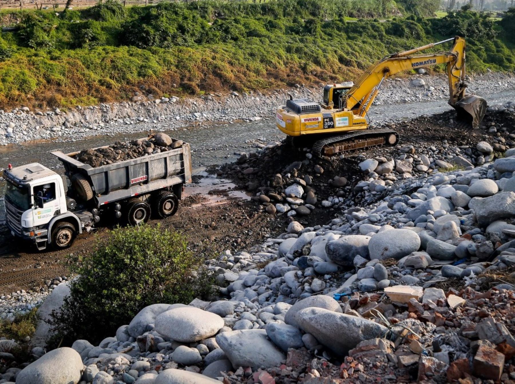 El Ministerio de Vivienda ejecuta trabajos de descolmatación y limpieza en ríos y quebradas de la región Áncash.