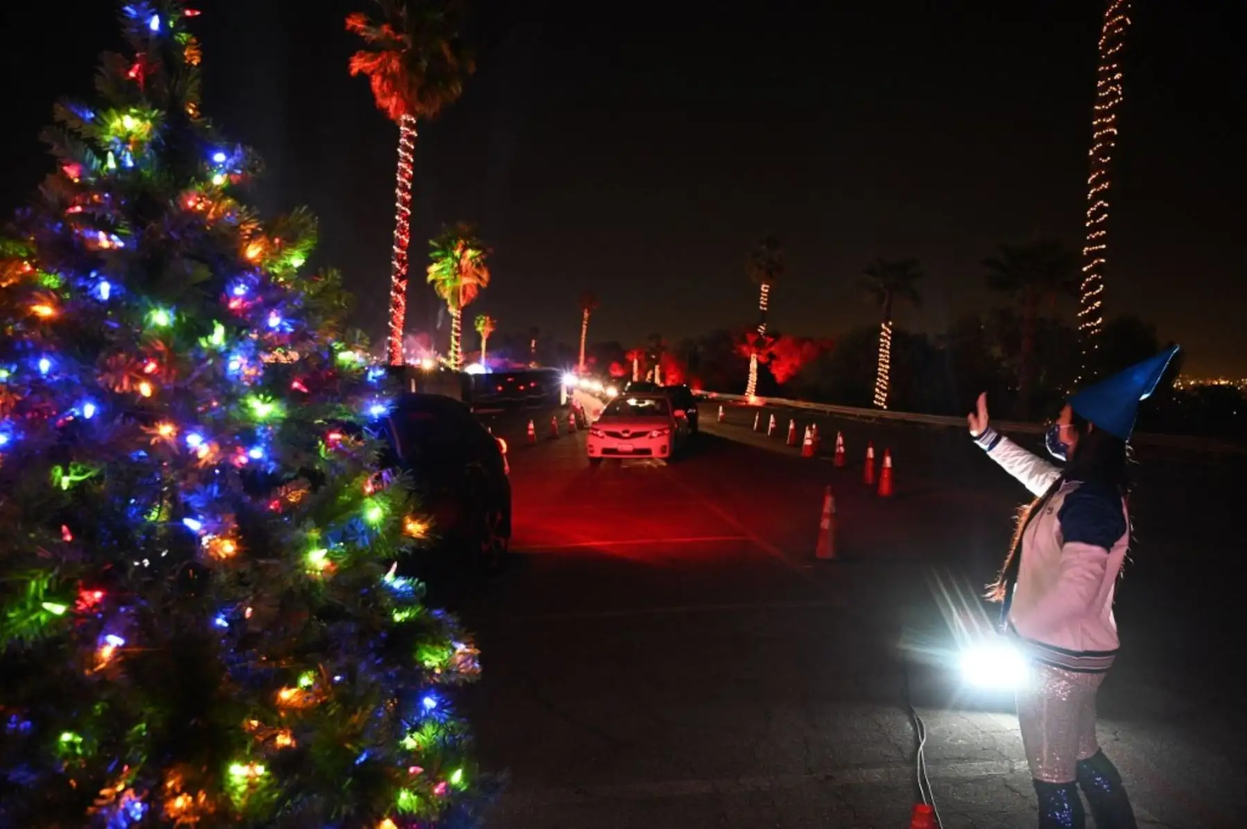 Personas en automóviles visitan el Dodgers Holiday Festival, un recorrido por la temporada navideña de manera segura en medio de la pandemia de coronavirus, en los Ángeles, California. Foto: AFP