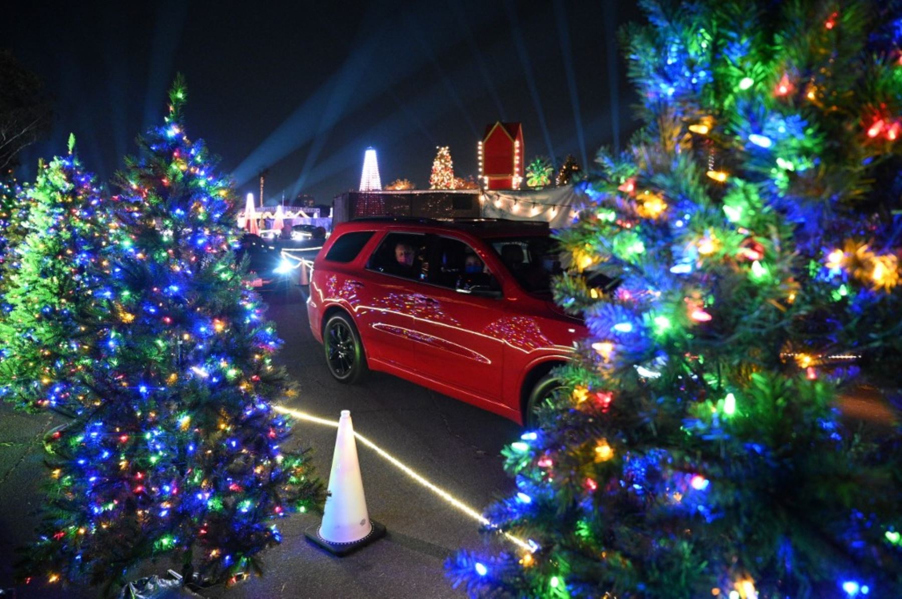 Personas en automóviles visitan el Dodgers Holiday Festival, un recorrido por la temporada navideña de manera segura en medio de la pandemia de coronavirus, en los Ángeles, California. Foto: AFP