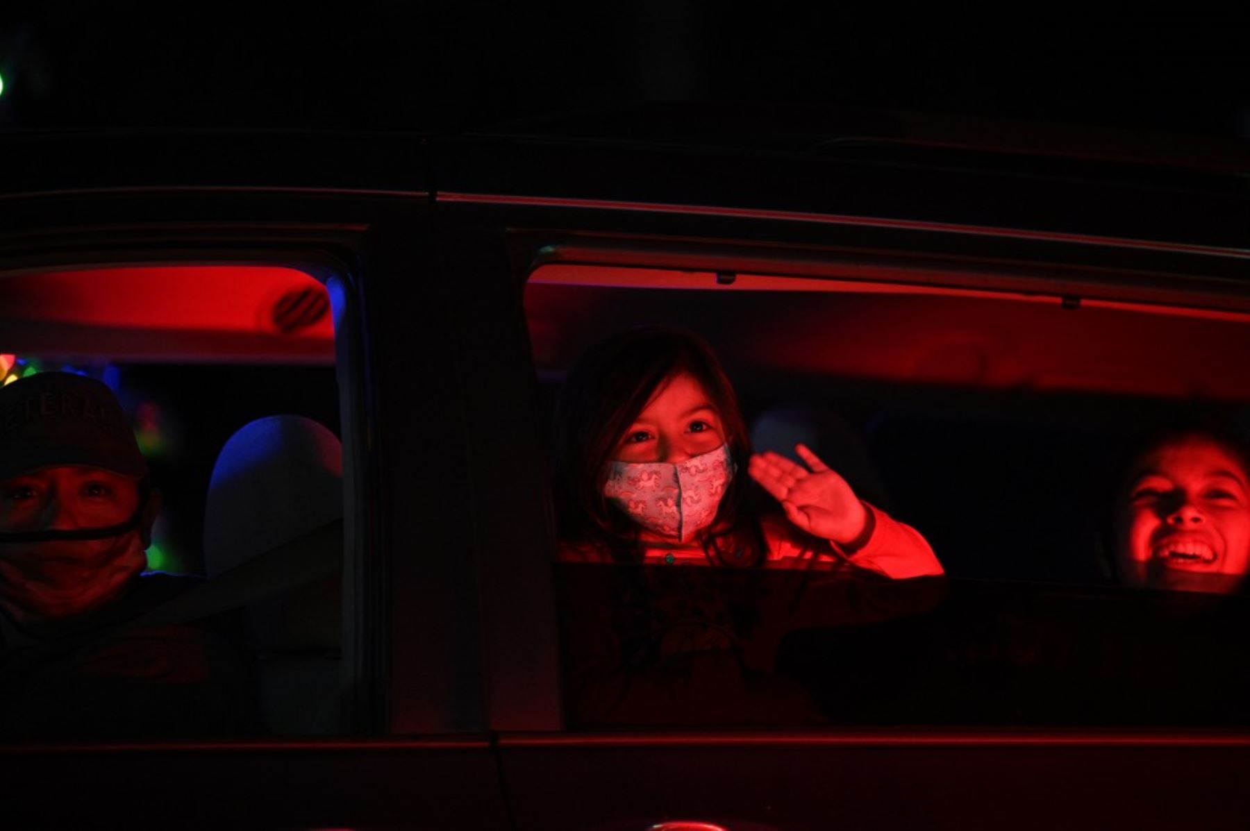 Personas en automóviles visitan el Dodgers Holiday Festival, un recorrido por la temporada navideña de manera segura en medio de la pandemia de coronavirus, en los Ángeles, California. Foto: AFP