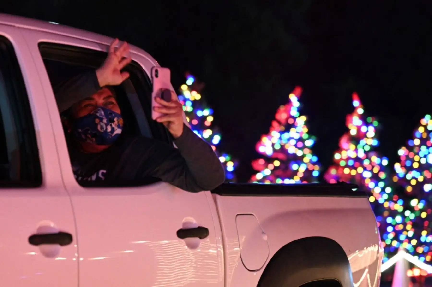 Personas en automóviles visitan el Dodgers Holiday Festival, un recorrido por la temporada navideña de manera segura en medio de la pandemia de coronavirus, en los Ángeles, California. Foto: AFP
