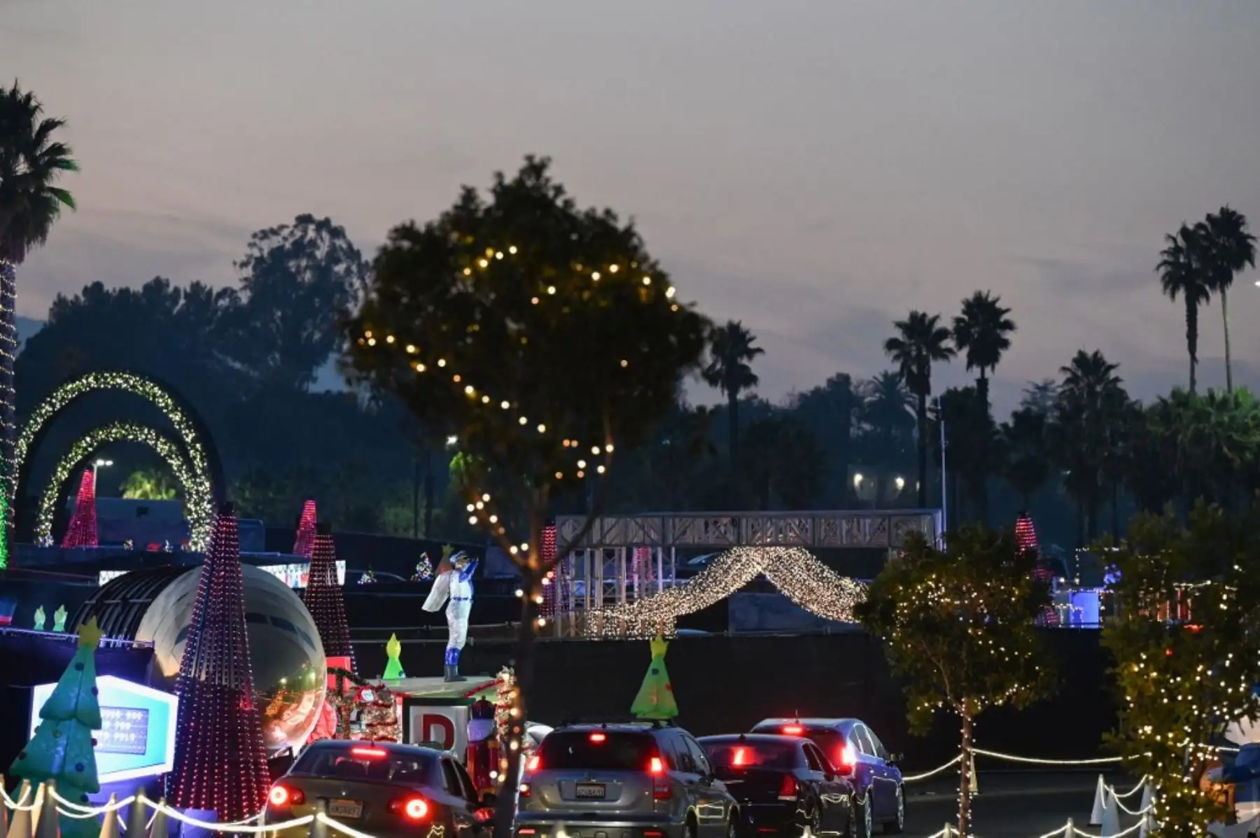 Personas en automóviles visitan el Dodgers Holiday Festival, un recorrido por la temporada navideña de manera segura en medio de la pandemia de coronavirus, en los Ángeles, California. Foto: AFP