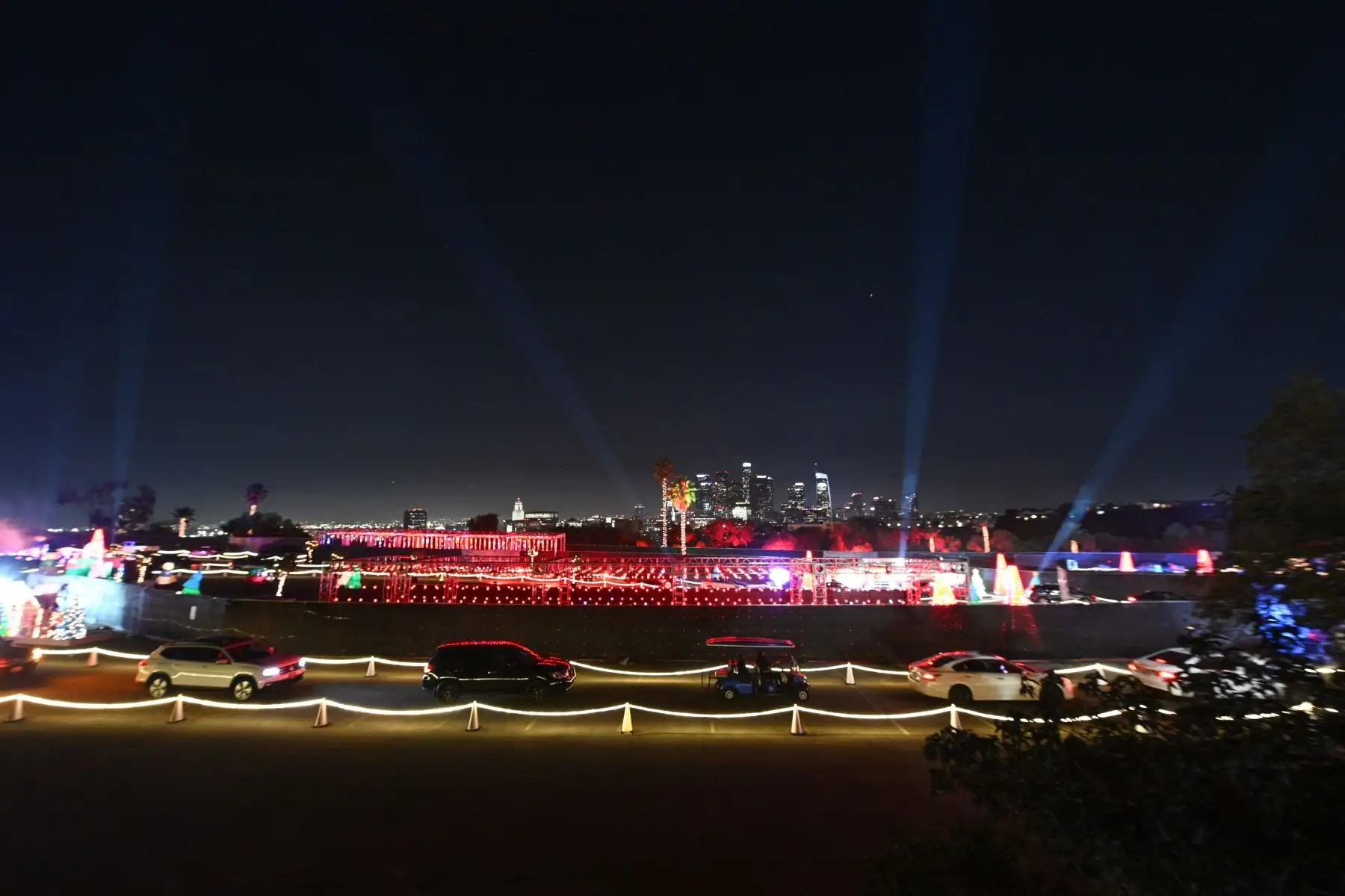 Personas en automóviles visitan el Dodgers Holiday Festival, un recorrido por la temporada navideña de manera segura en medio de la pandemia de coronavirus, en los Ángeles, California. Foto: AFP