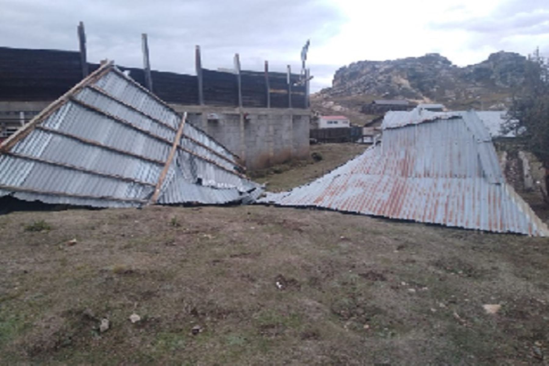 El Coer Pasco dio cuenta que también vientos intensos dañaron el techo de una vivienda de material rústico, en el centro poblado de Paragsha.