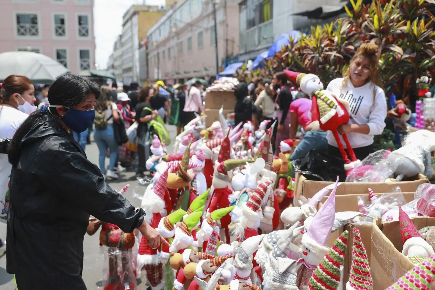Empezó la temporada navideña y así luce Mesa Redonda y el Mercado Central, personas acuden a hacer sus compras. ANDINA/Carla Patiño