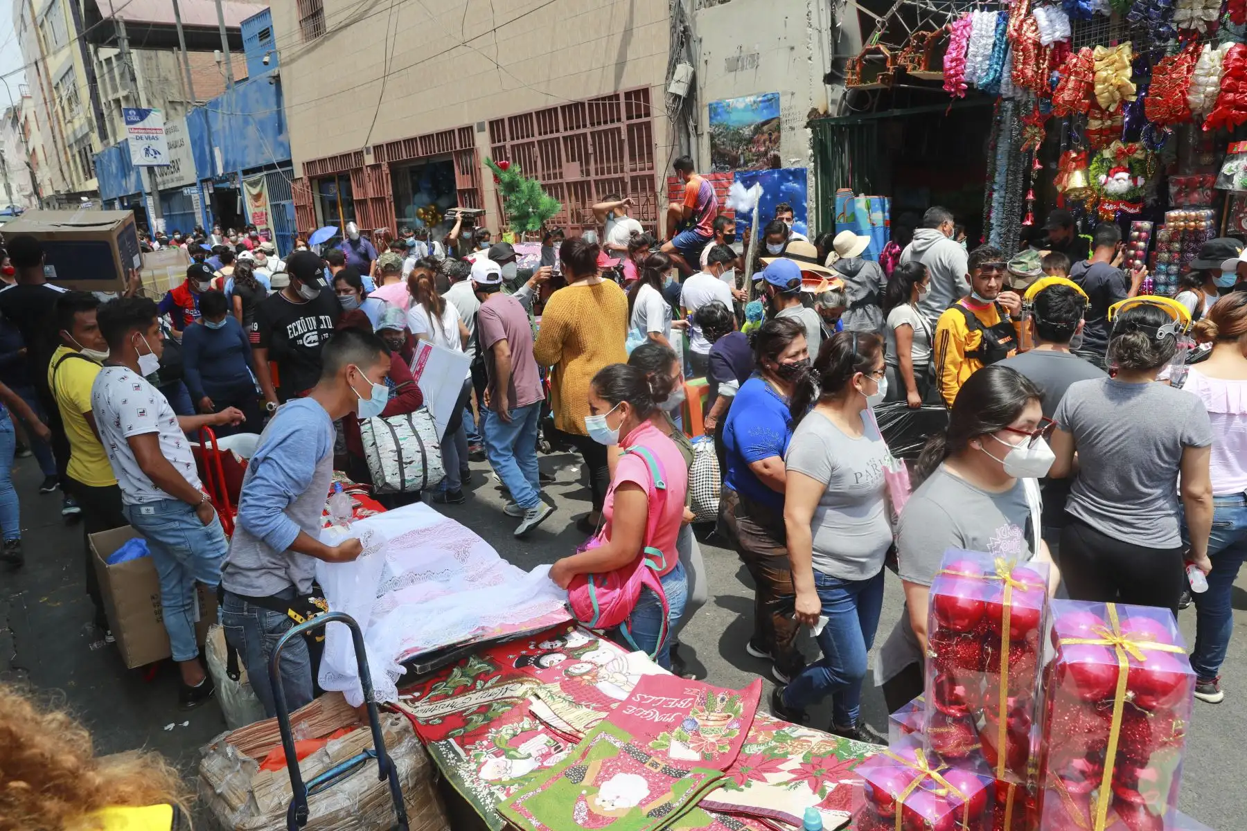 Empezó la temporada navideña y así luce Mesa Redonda y el Mercado Central, personas acuden a hacer sus compras. ANDINA/Carla Patiño