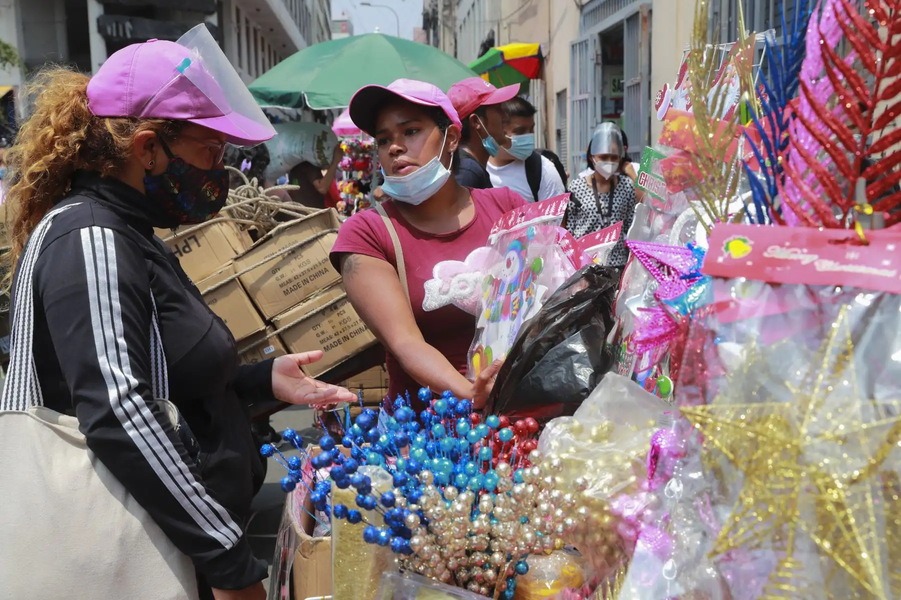 Evitar las aglomeraciones en todo instante y el uso correcto de la mascarilla son esenciales. Foto: ANDINA