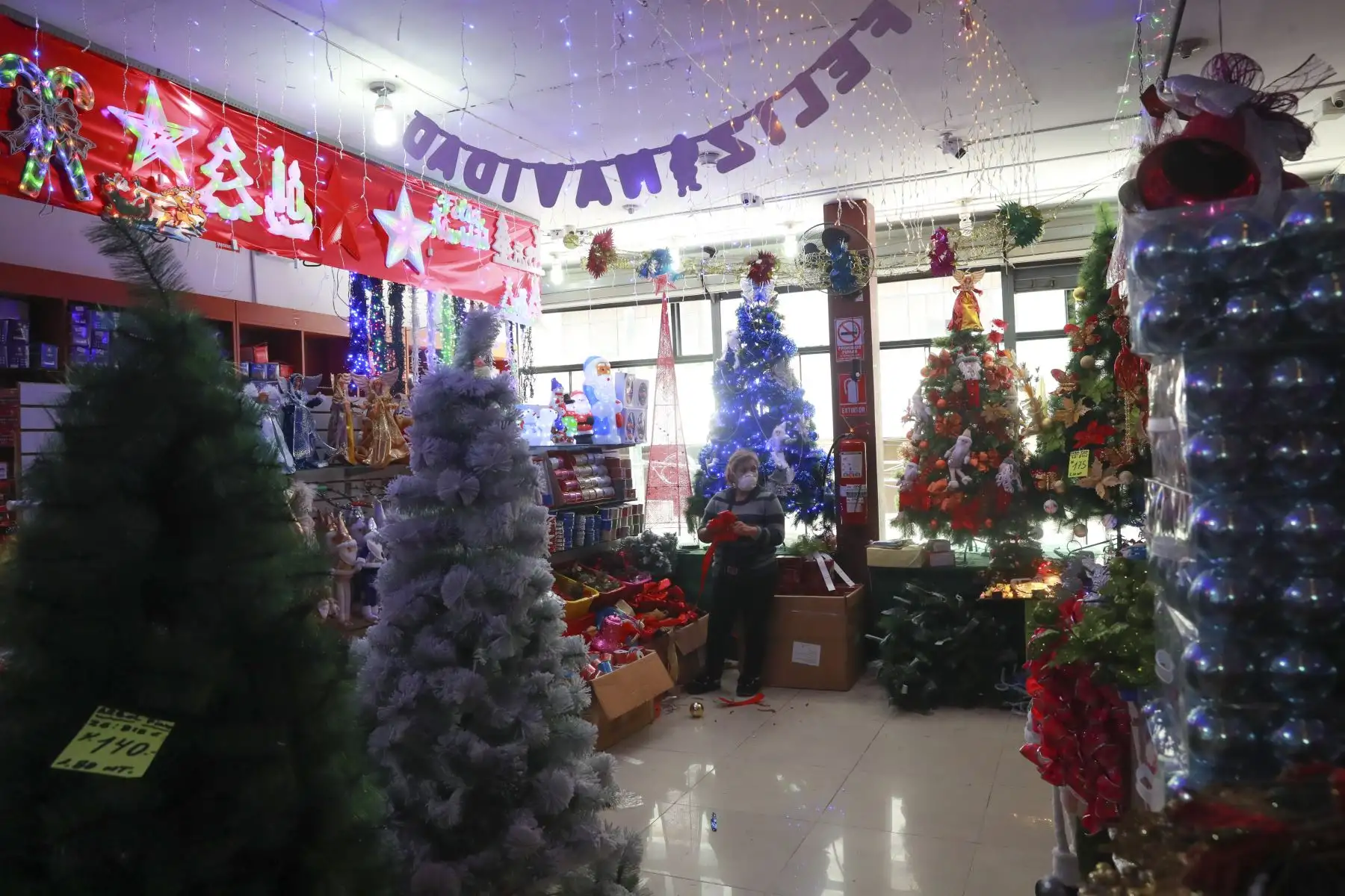 Empezó la temporada navideña y así luce Mesa Redonda y el Mercado Central, personas acuden a hacer sus compras. ANDINA/Carla Patiño