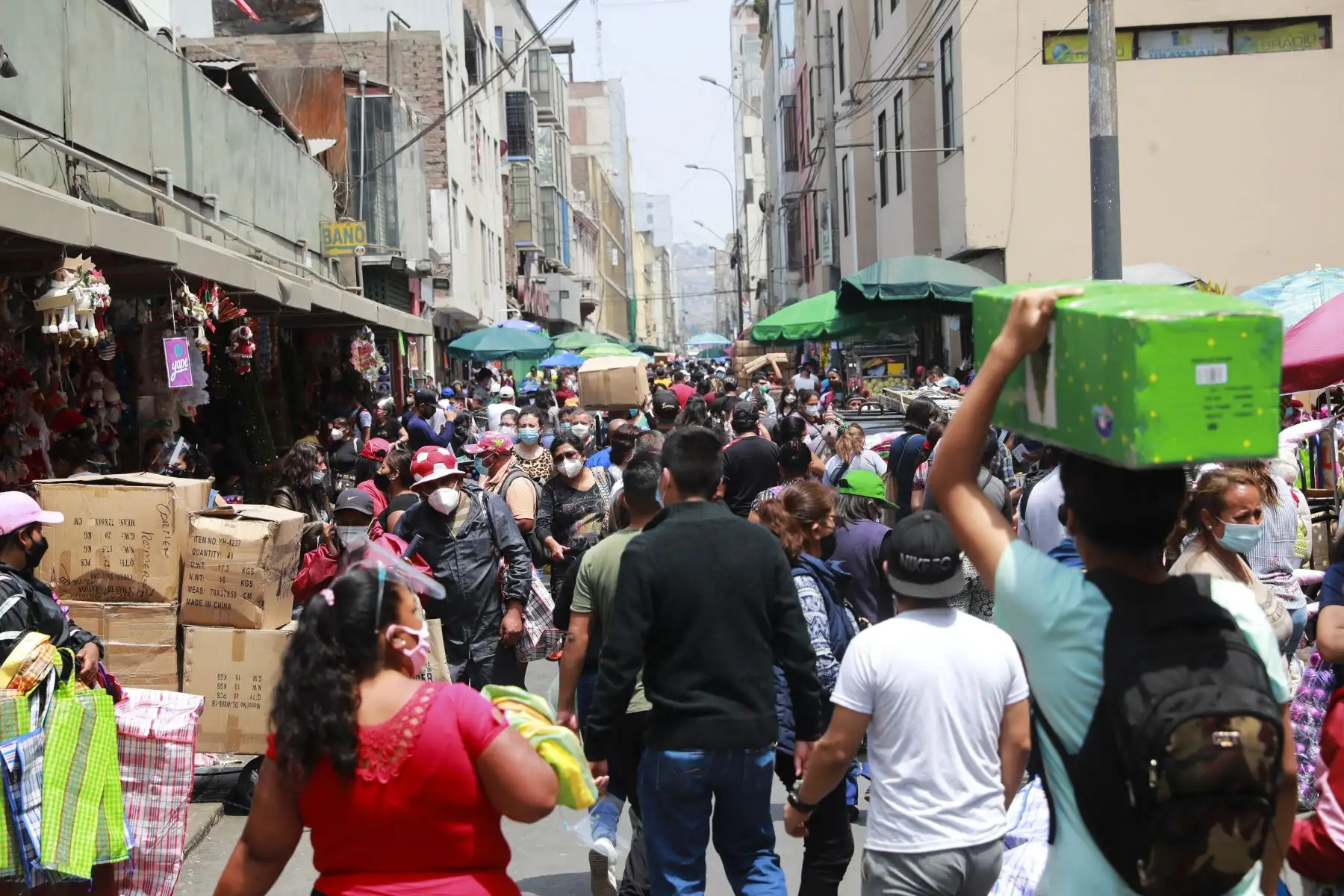 Empezó la temporada navideña y así luce Mesa Redonda y el Mercado Central, personas acuden a hacer sus compras. ANDINA/Carla Patiño