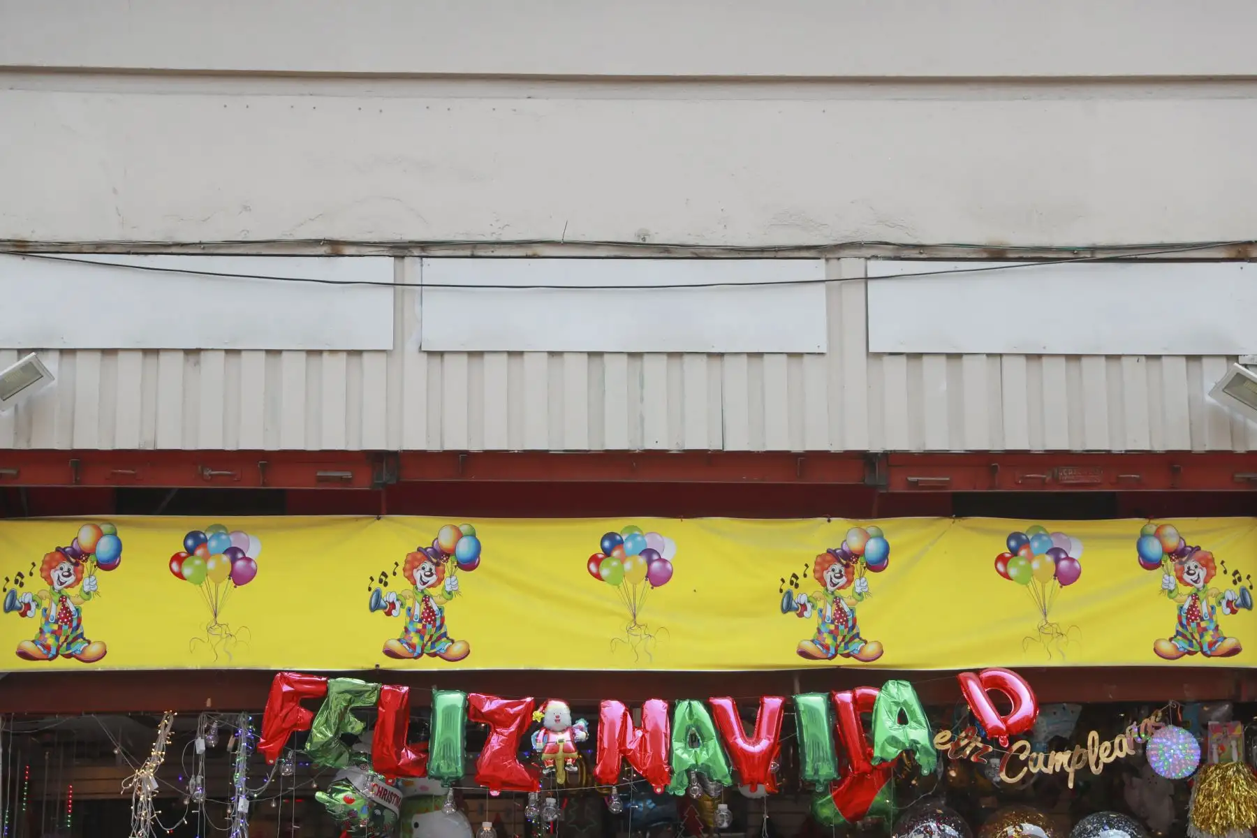 Empezó la temporada navideña y así luce Mesa Redonda y el Mercado Central, personas acuden a hacer sus compras. ANDINA/Carla Patiño