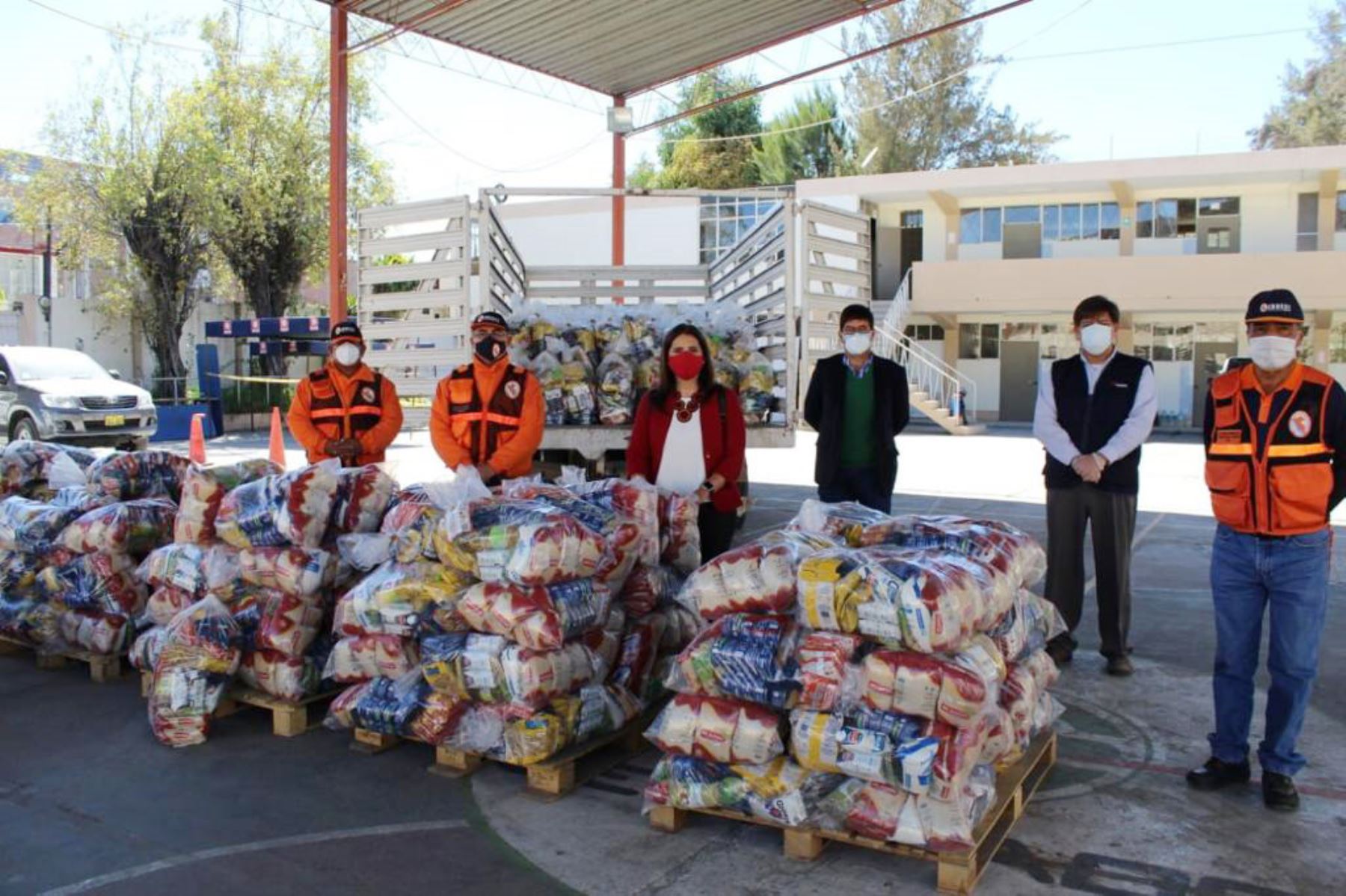 Un total de 37,360 pobladores de Arequipa y de Pucará, en Puno, recibió kits de alimentos y medicinas. Foto: ANDINA/Difusión