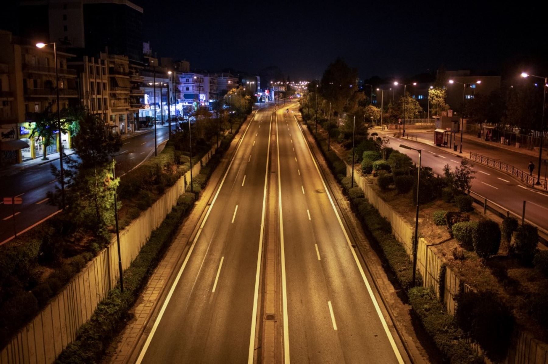Esta foto tomada en Atenas muestra la avenida Messogion vacía mientras el país está bloqueado para contener la propagación de la pandemia covid-19 causada por el nuevo coronavirus. Foto: AFP