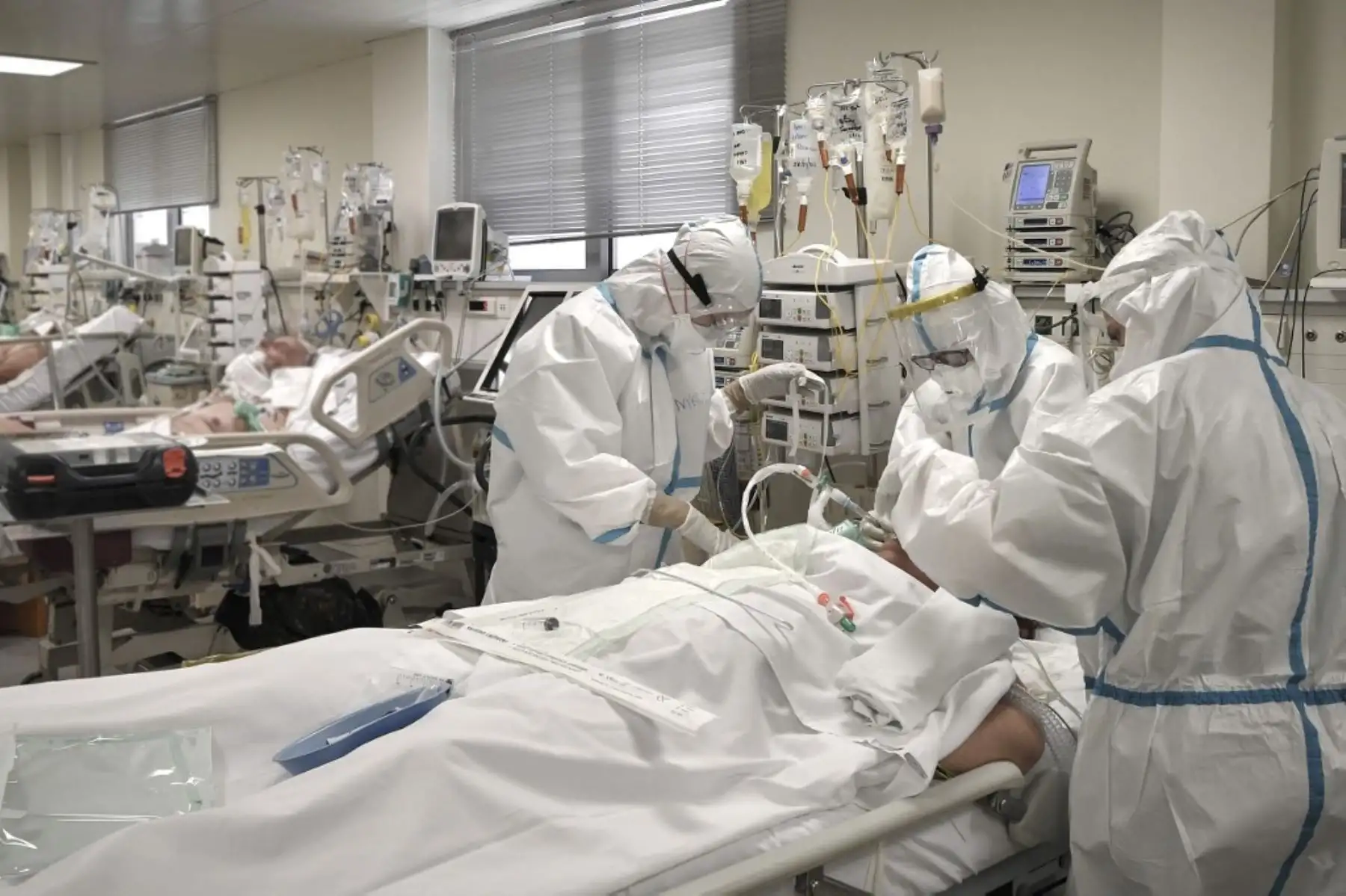 Las enfermeras atienden a un paciente que sufre el nuevo coronavirus, covid-19, en la Unidad de Cuidados Intensivos (UCI) del hospital Voula (Asklepeion) ubicado en un suburbio del sur de Atenas. Foto: AFP