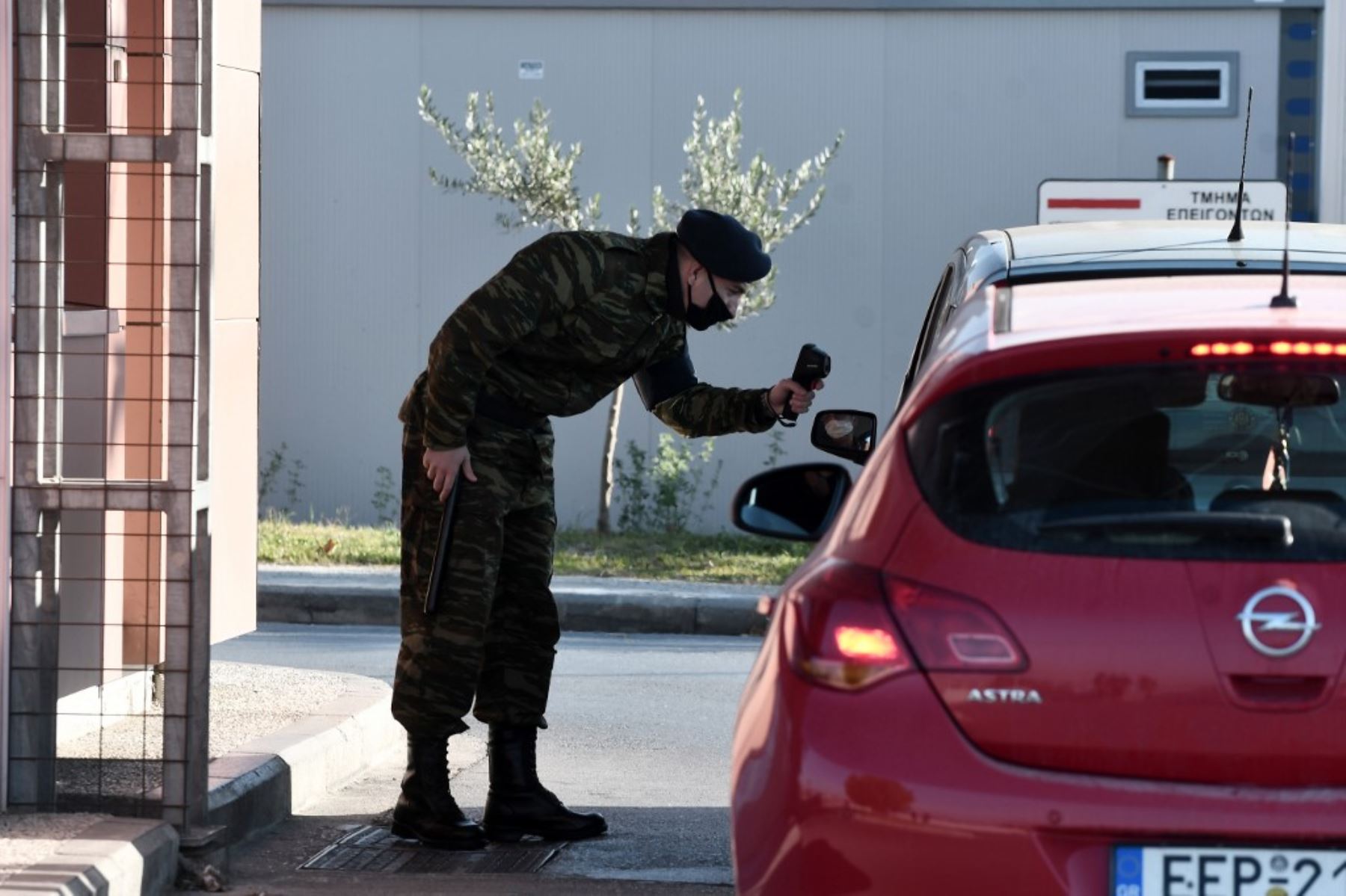 Un oficial del ejército verifica la temperatura de un conductor en la entrada del Hospital Militar General 424 en Salónica. Foto: AFP