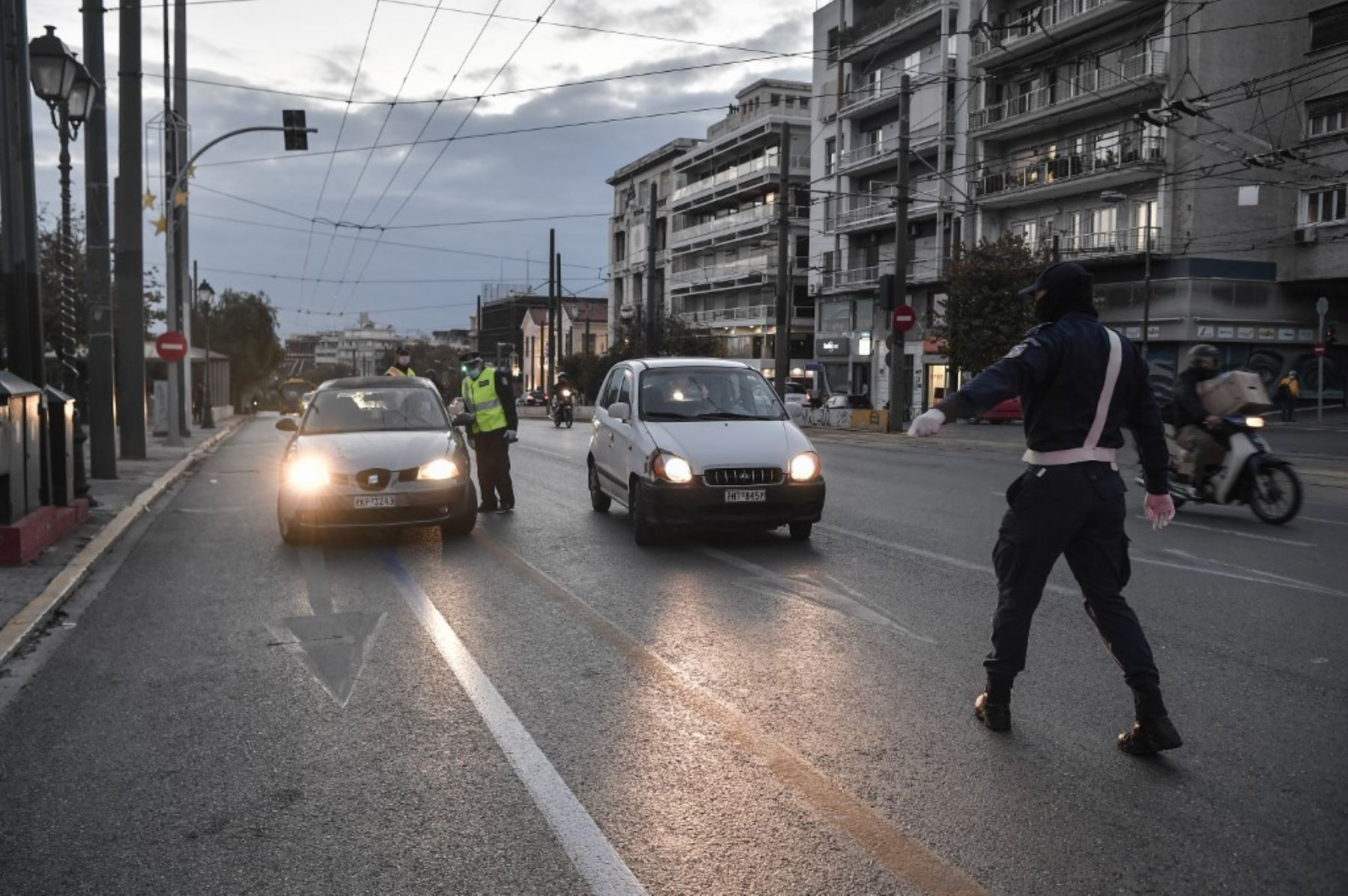 La policía detiene a los conductores en el puesto de control en el centro de Atenas para verificar las autorizaciones de circulación de las personas. Foto: AFP