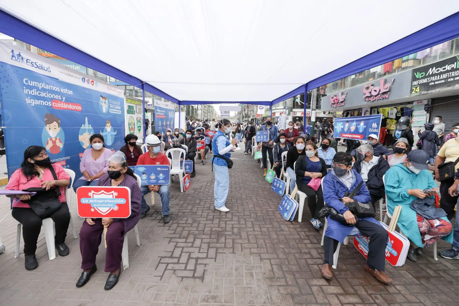 Durante el lanzamiento de la campaña “Navidad Segura 2020” se aplicaron pruebas moleculares para la detección del nuevo coronavirus a comerciantes y clientes que llegaron al emporio de Gamarra. Foto: ANDINA/EsSalud