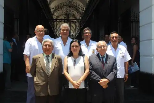 La directora general del Hospital Nacional Dos de Mayo,Rosario del Milagro Kiyohara, junto con el equipo de profesionales de salud con los que trabajó arduamente para enfrentar al covid-19.