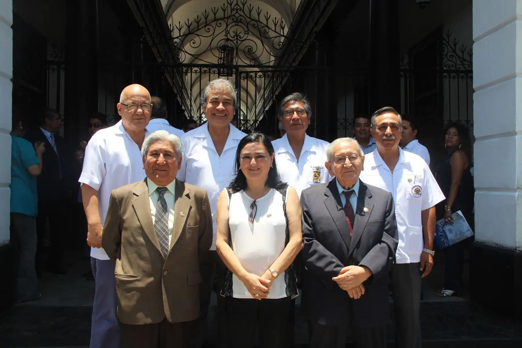 La directora general del Hospital Nacional Dos de Mayo,Rosario del Milagro Kiyohara, junto con el equipo de profesionales de salud con los que trabajó arduamente para enfrentar al covid-19.