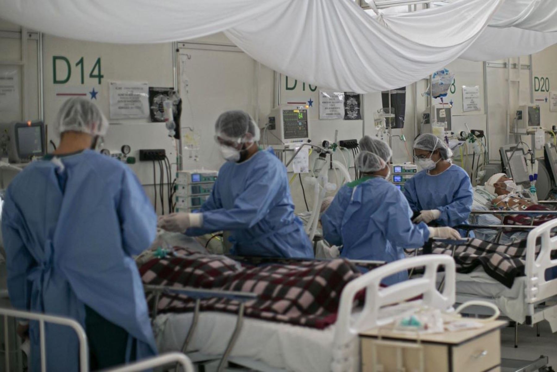Trabajadores médicos asisten a pacientes con covid-19 en un hospital de campaña en Belem, estado de Pará, Brasil. Foto: AFP.