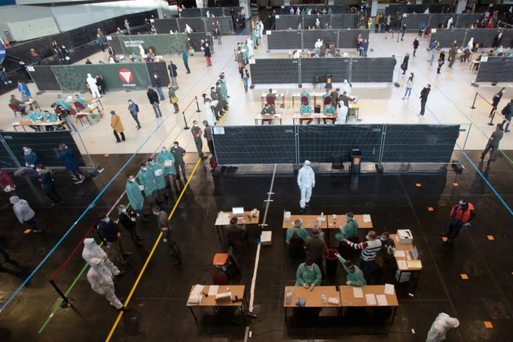Vista aérea muestra el ayuntamiento de Stadthalle en Viena, Austria, donde se instaló un centro de pruebas cuando comenzaron las pruebas masivas voluntarias de coronavirus .Foto:AFP