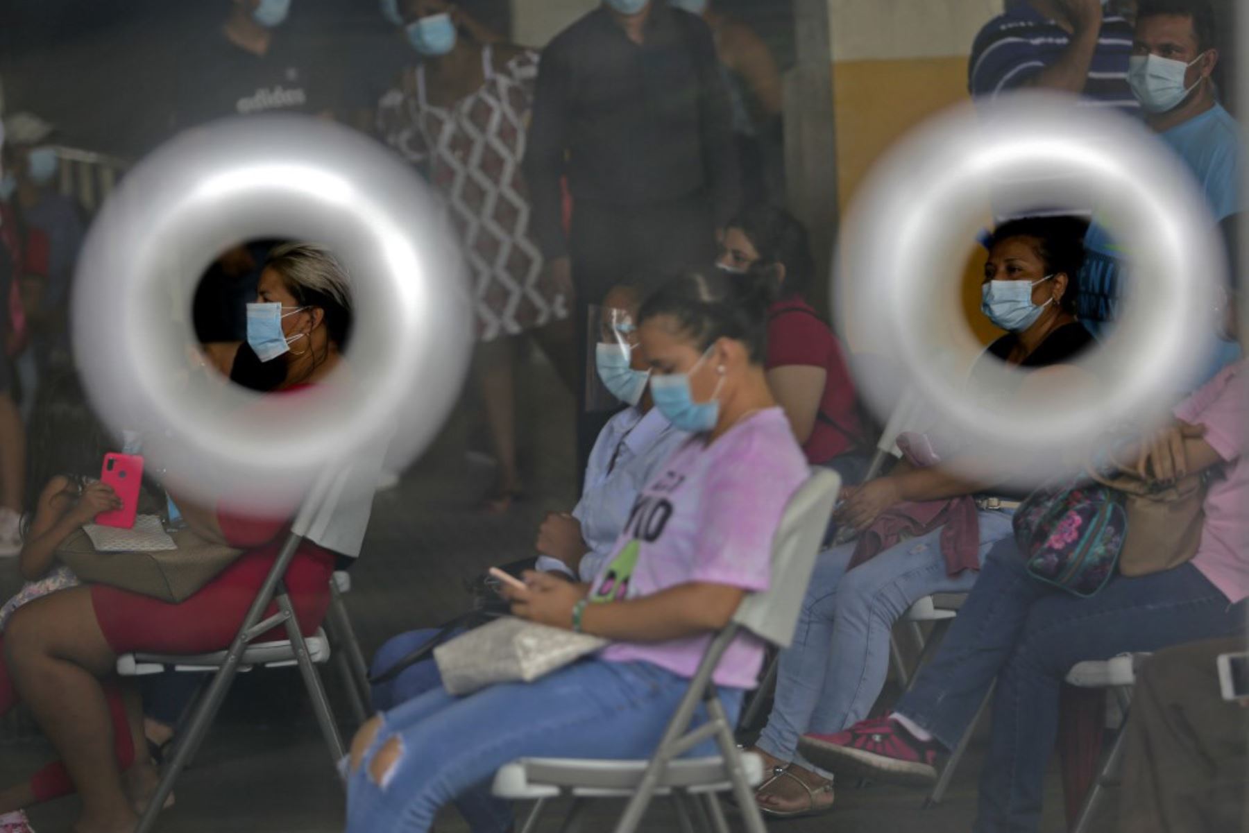 Ciudadanos esperan la toma de  muestra de hisopo para realizar, pruebas de covid-19 en el distrito de San Miguelito, en la ciudad de Panamá.Foto:AFP