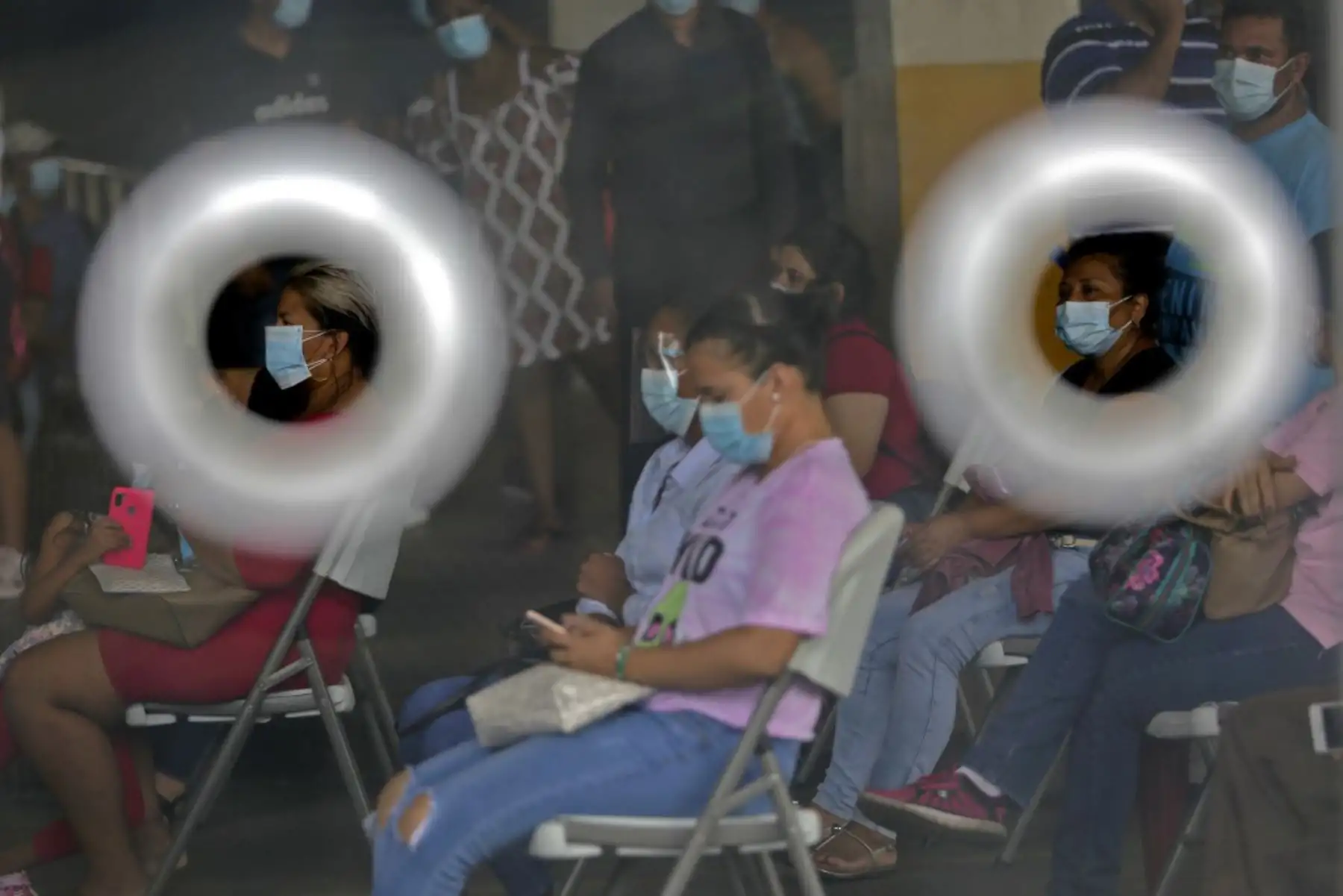 Ciudadanos esperan la toma de  muestra de hisopo para realizar, pruebas de covid-19 en el distrito de San Miguelito, en la ciudad de Panamá.Foto:AFP