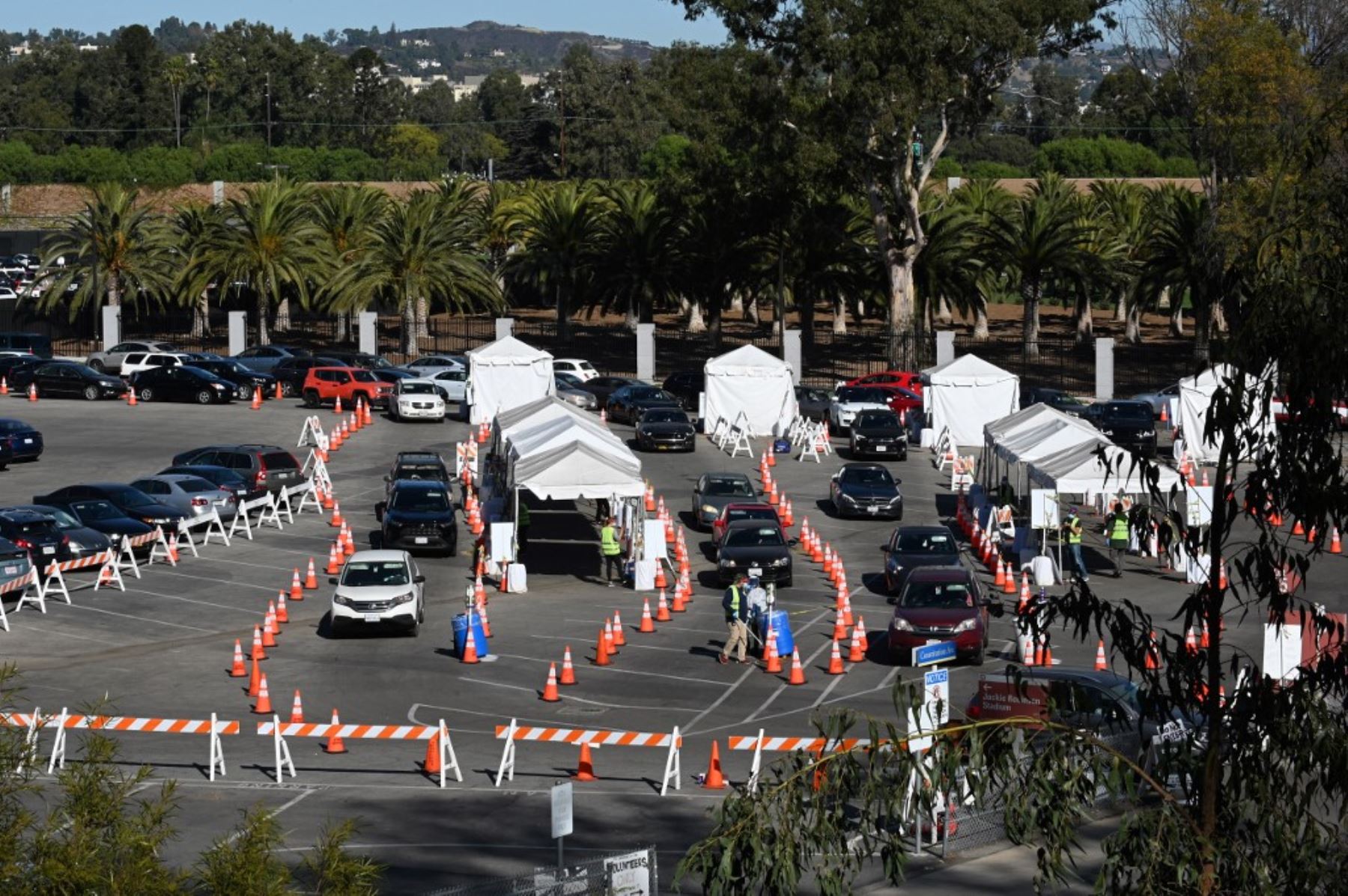 Las personas llegan en automóviles para las pruebas de covid-19 en un sitio de pruebas de coronavirus en Los Ángeles, California. Foto: AFP