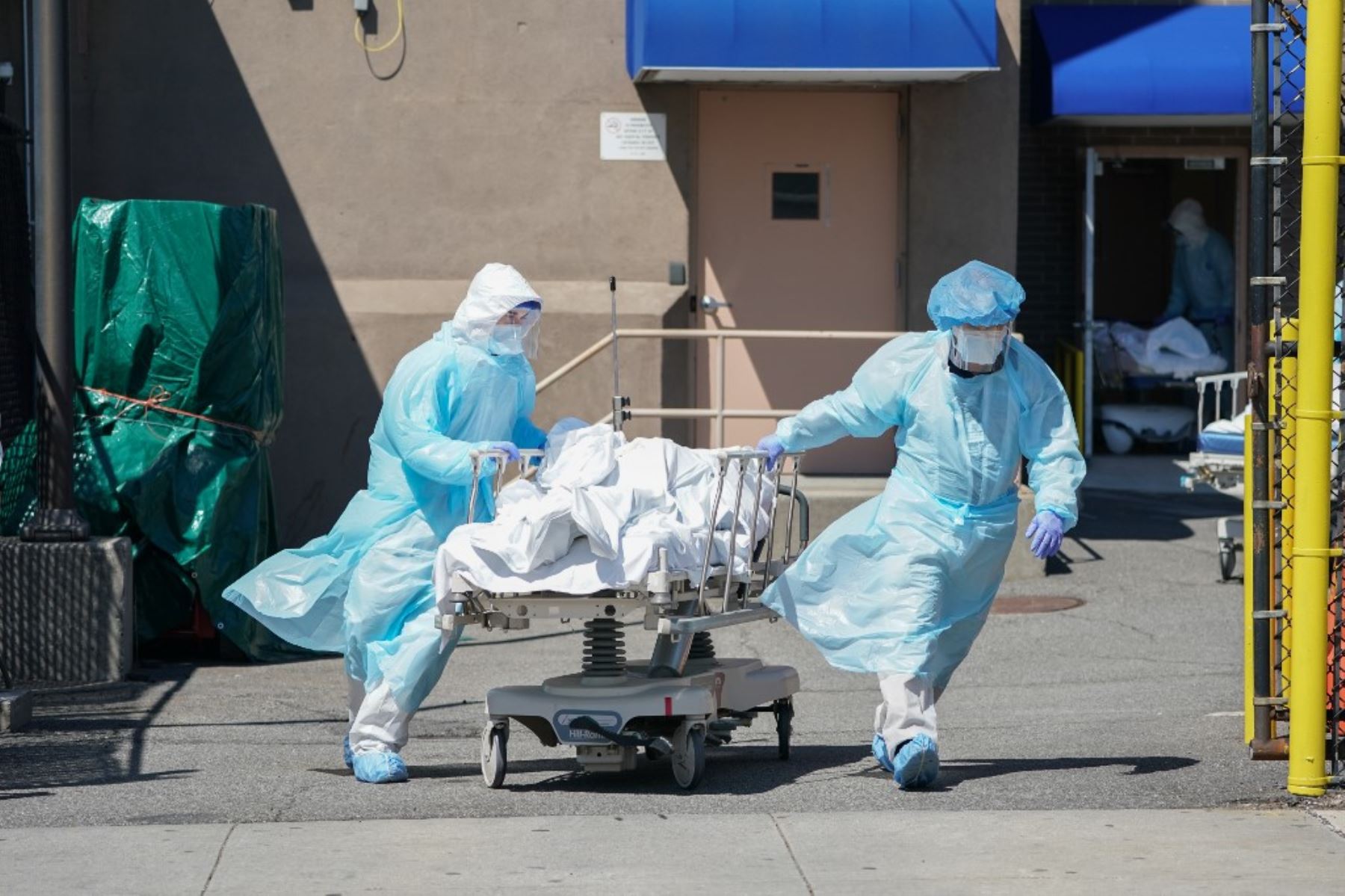 En esta foto de archivo, los cuerpos se trasladan a un camión de refrigeración que sirve como depósito de cadáveres temporal en el Hospital Wyckoff en el distrito de Brooklyn. Foto:AFP