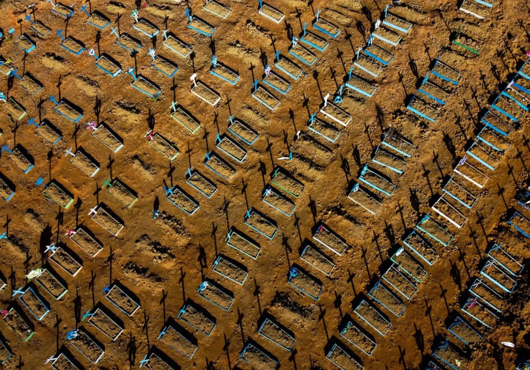 Vista aérea que muestra tumbas de fallecidos por covid-19 en el cementerio de Nossa Senhora, en Manaos, Brasil .Foto: AFP