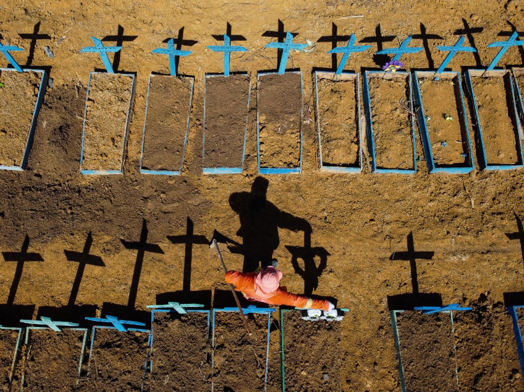 Vista aérea que muestra tumbas de fallecidos por covid-19 en el cementerio de Nossa Senhora, en Manaos, Brasil. Foto: AFP