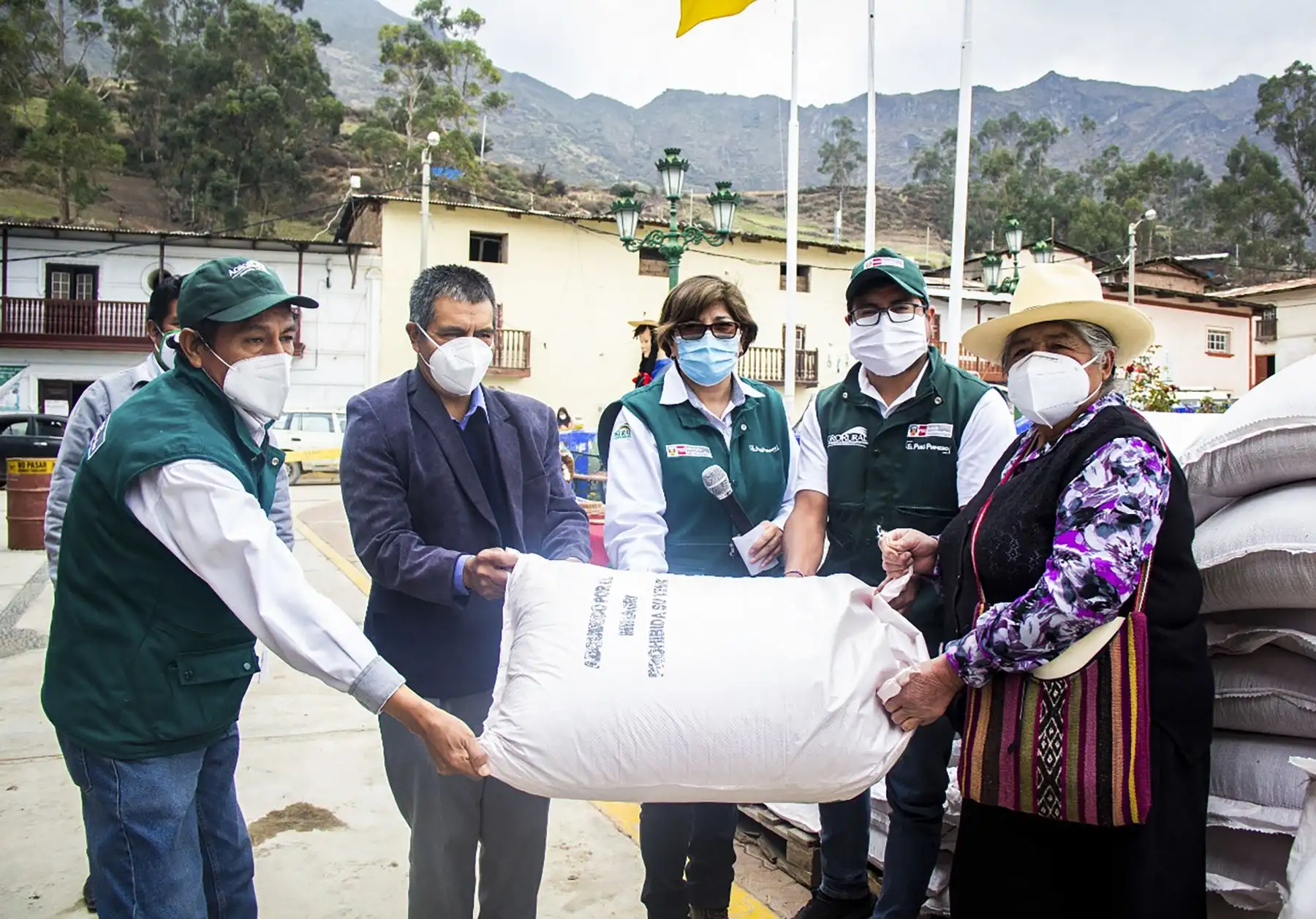 Agro Rural realiza jornada de instalación de semillas de pasto en los distritos de Santa Cruz de Andamarca y 27 de noviembre, como parte de la Campaña de Pastos y Forrajes en la región Lima, provincia de Huaral.* ANDINA/Agro Rural