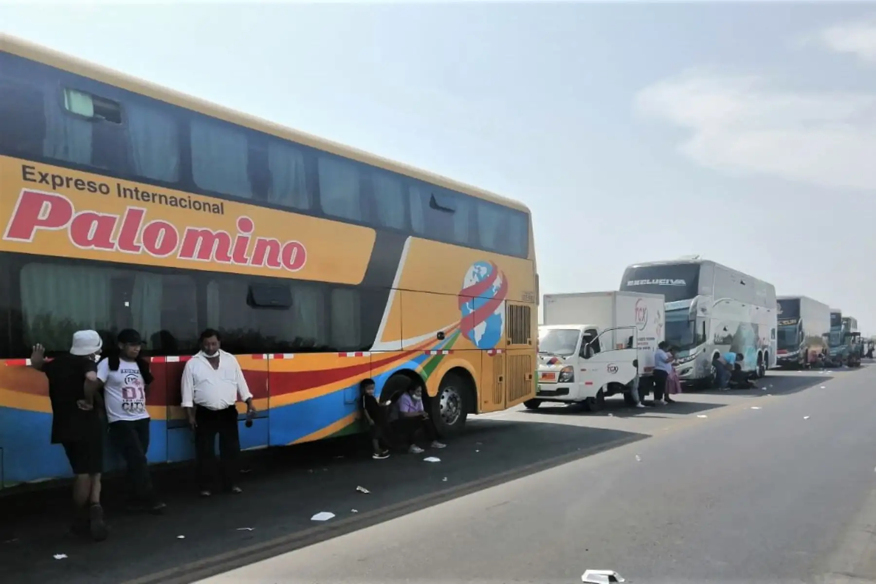El bloqueo de carreteras afecta a miles de pasajeros que no pueden llegar a sus destinos. ANDINA/Difusión