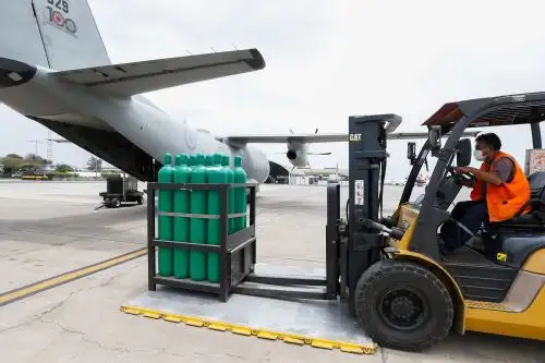 En un avión C-27 J Spartan de la FAP se movilizaron 98 balones de oxígeno medicinal a la región Ica, informó el Minsa. Foto: ANDINA/Difusión