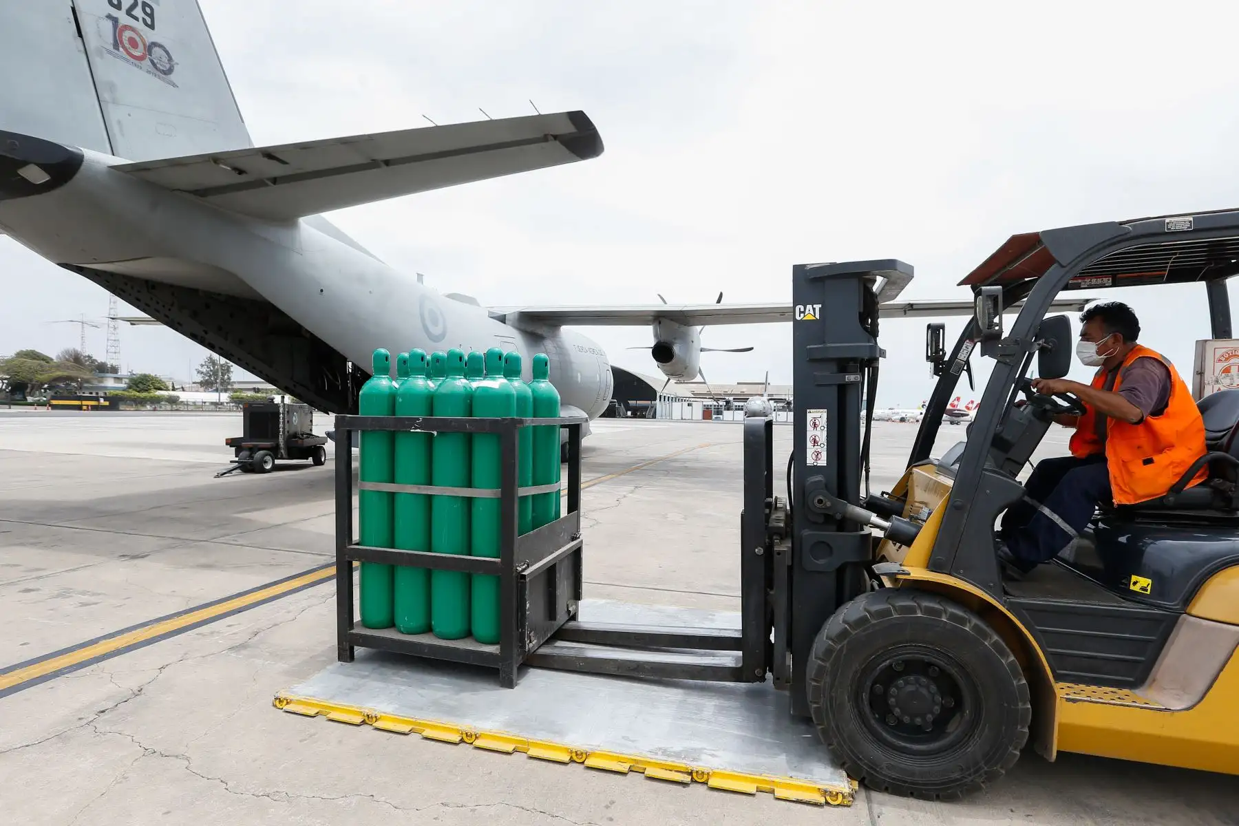 En un avión C-27 J Spartan de la FAP se movilizaron 98 balones de oxígeno medicinal a la región Ica, informó el Minsa. Foto: ANDINA/Difusión