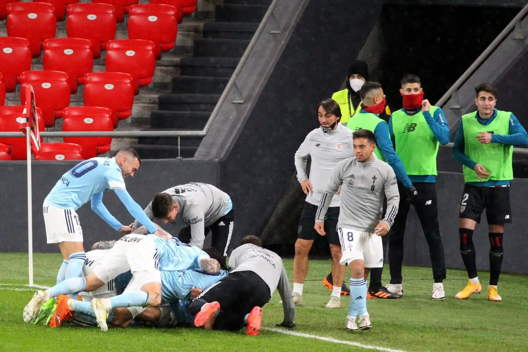 El defensa del Celta de Vigo Hugo Mallo celebra con sus compañeros su gol, primero del equipo ante el Athletic de Bilbao, en el partido de la duodécima jornada de LaLiga Santander.
Foto: EFE