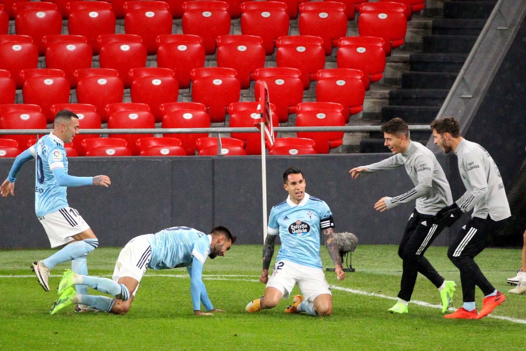 El defensa del Celta de Vigo Hugo Mallo celebra su gol, primero del equipo ante el Athletic de Bilbao, en el partido de la duodécima jornada de LaLiga Santander.
Foto: EFE