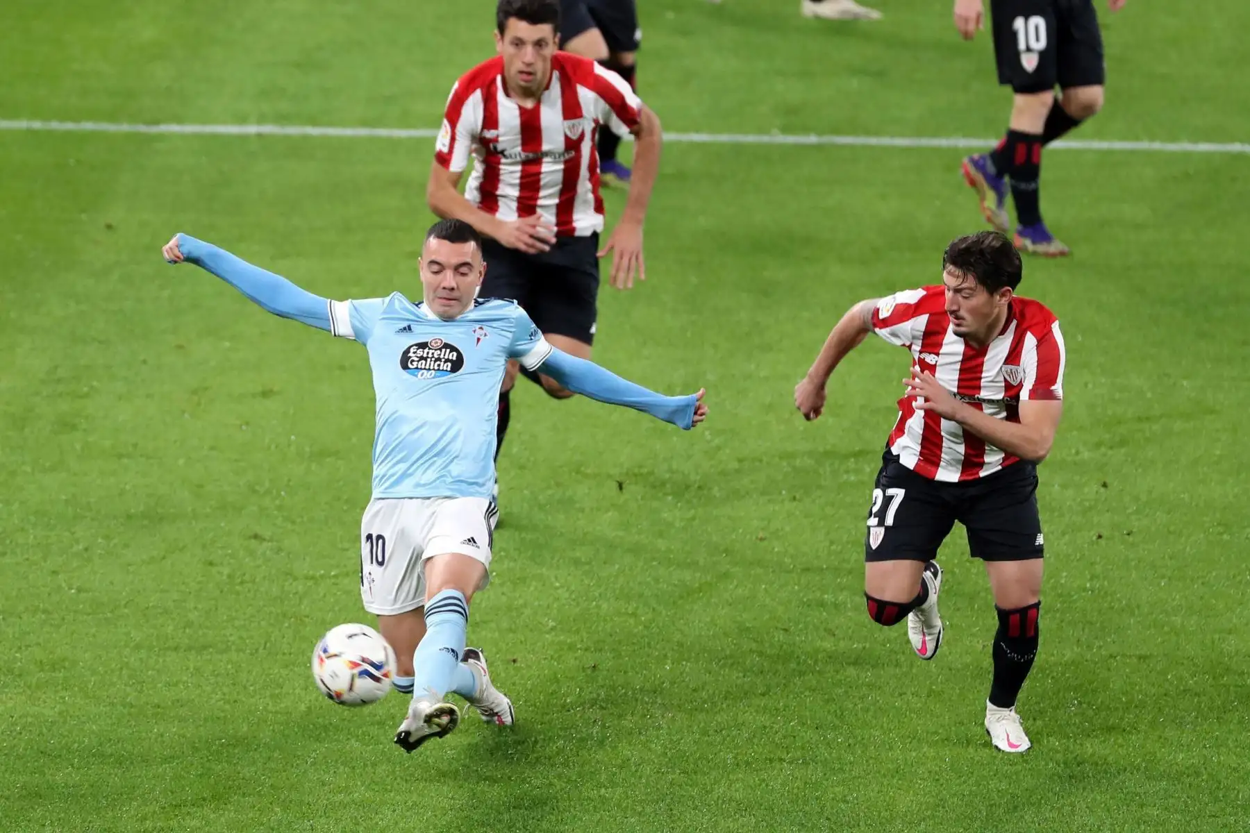 El delantero del Celta de Vigo Iago Aspas disputa un balón con el centrocampista del Athletic de Bilbao,  en el partido de la duodécima jornada de LaLiga Santander.
Foto: EFE