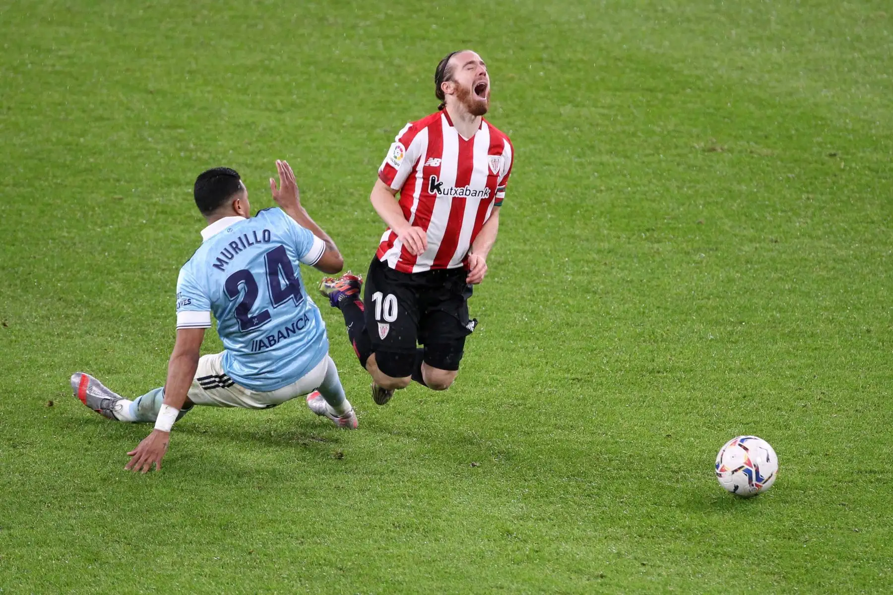 El defensa colombiano del Celta de Vigo Jeison Murillo efectúa una entrada al delantero del Athletic de Bilbao Iker Muniain en el partido de la duodécima jornada de LaLiga Santander.
Foto: EFE