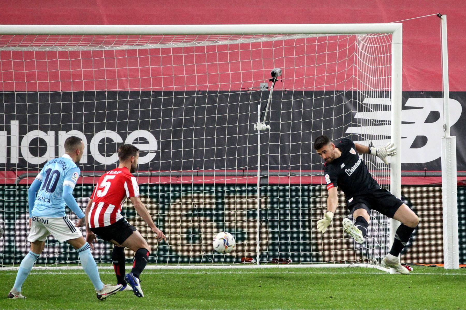 El defensa del Celta de Vigo Hugo Mallo marca gol ante el portero del Athletic de Bilbao  en el partido de la duodécima jornada de La Liga Santander.
Foto: EFE