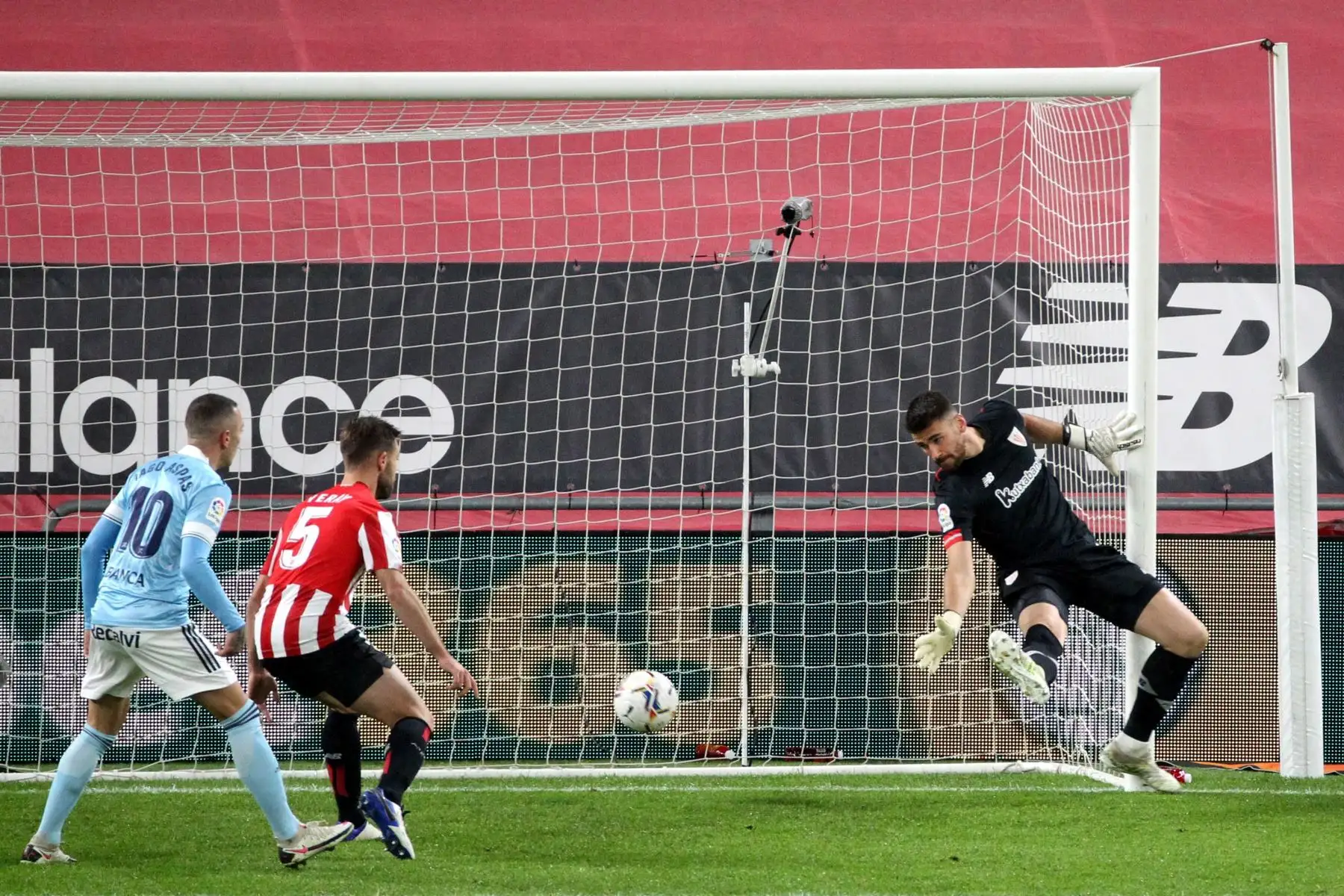 El defensa del Celta de Vigo Hugo Mallo marca gol ante el portero del Athletic de Bilbao  en el partido de la duodécima jornada de La Liga Santander.
Foto: EFE