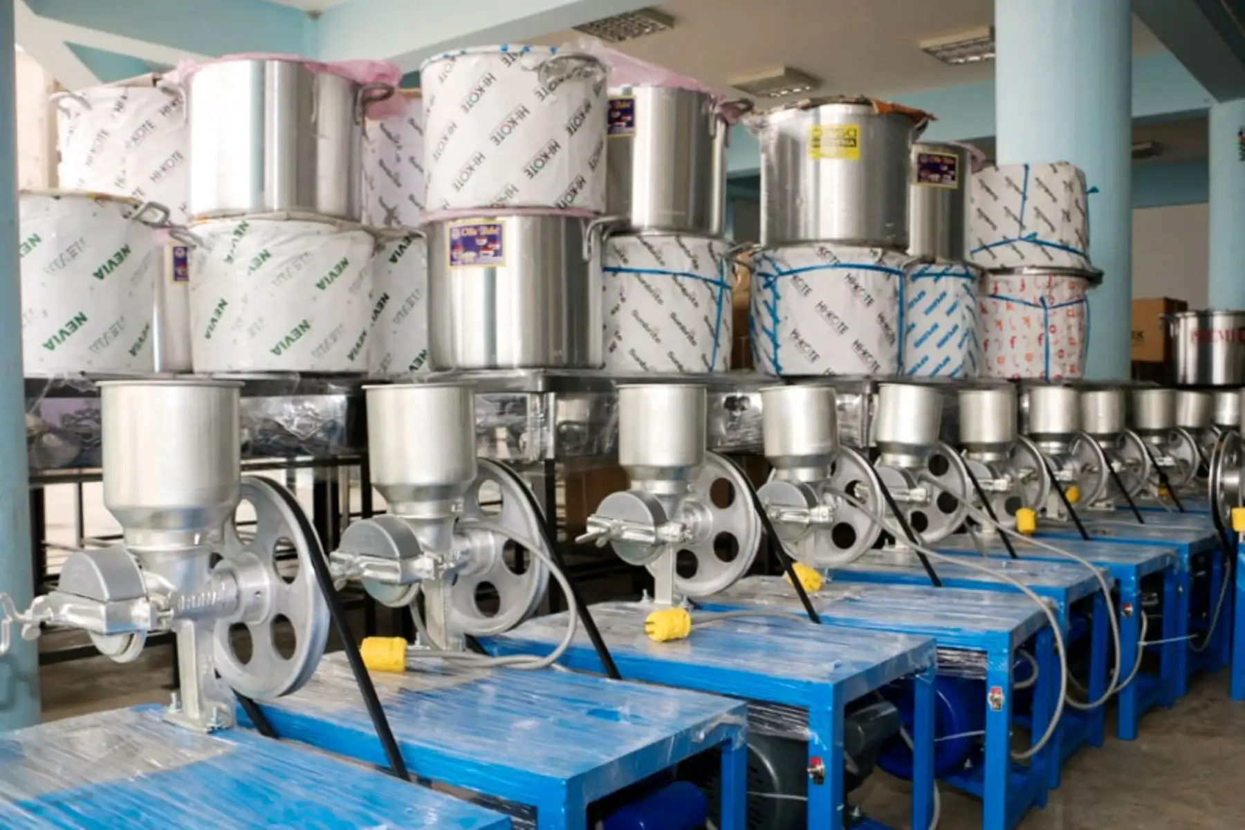 Las herramientas entregadas por la entidad regional correspondieron a molinos eléctricos, cocinas industriales, mesas de acero inoxidable, ollas de aluminio, conservadoras, extintores, uniformes, balón de gas, maíz, entre otros.
Foto: Gobierno Regional de Lima