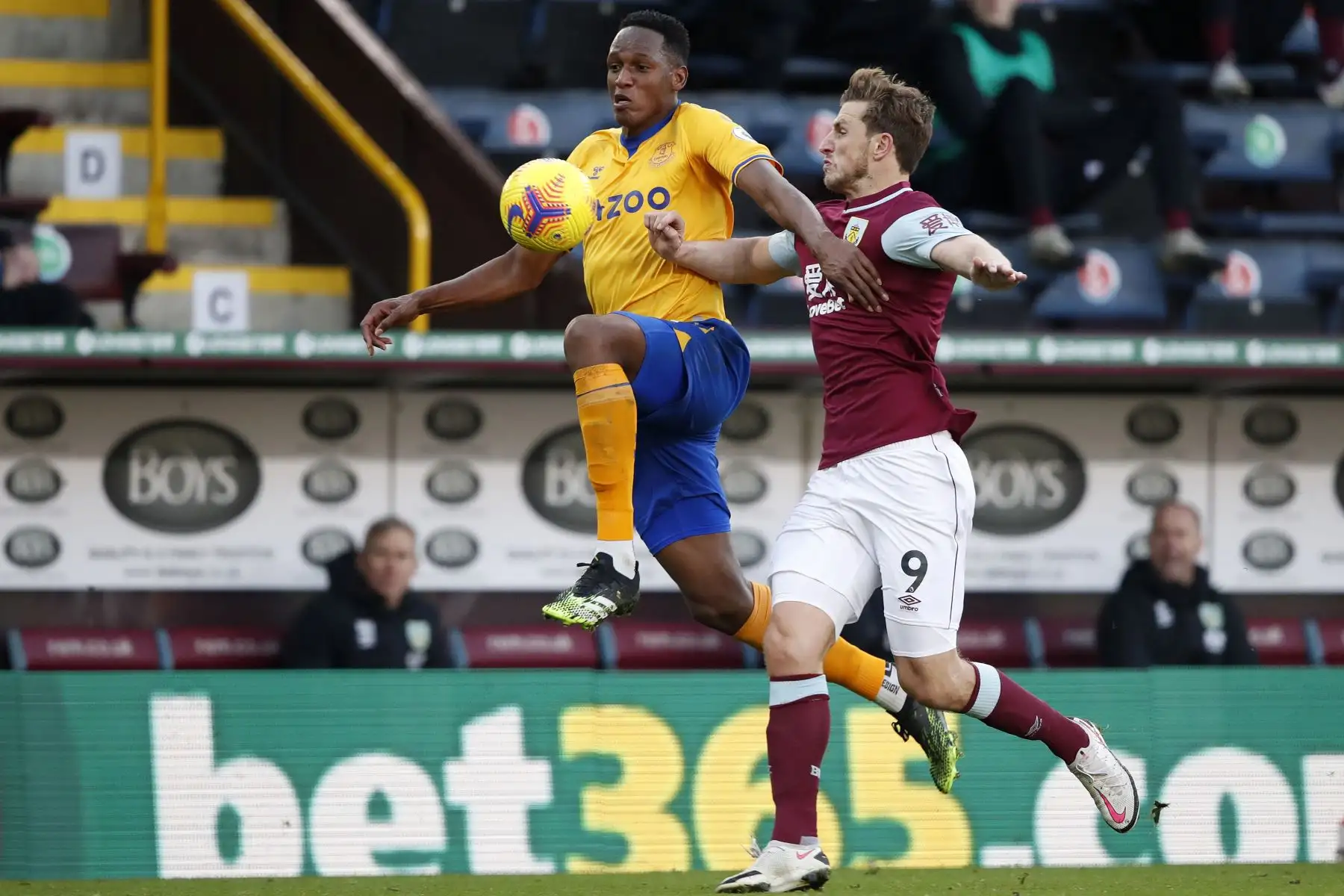 El defensor colombiano del Everton, Yerry Mina, compite con el delantero neozelandés del Burnley, Chris Wood, durante el partido de fútbol de la Premier League. Foto: AFP