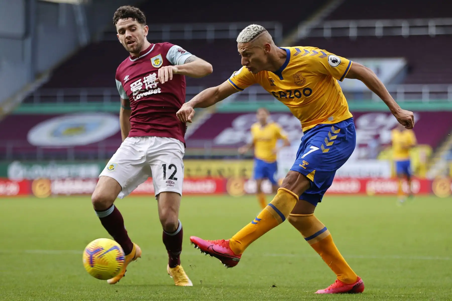 El delantero brasileño del Everton, Richarlison, dispara pero no logra anotar durante el partido de fútbol de la Premier League. Foto: AFP