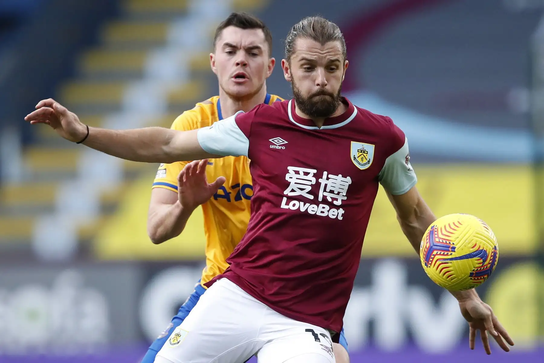 El defensor inglés del Everton, Michael Keane, compite con el delantero inglés del Burnley, Jay Rodríguez, durante el partido de fútbol de la Premier League. Foto: AFP