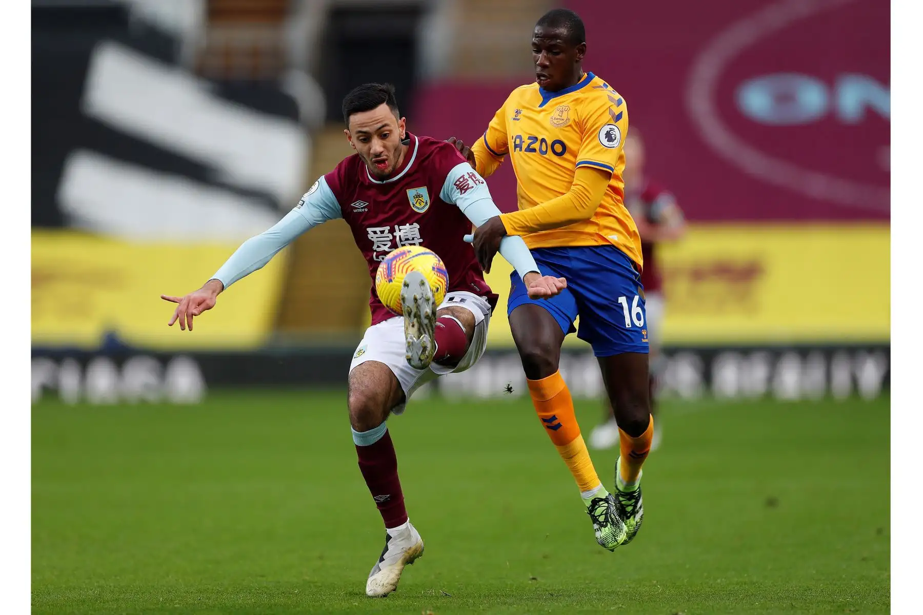 El mediocampista inglés de Burnley, Dwight McNeil, compite contra el mediocampista francés del Everton, Abdoulaye Doucoure, durante el partido de fútbol de la Premier League. Foto: AFP