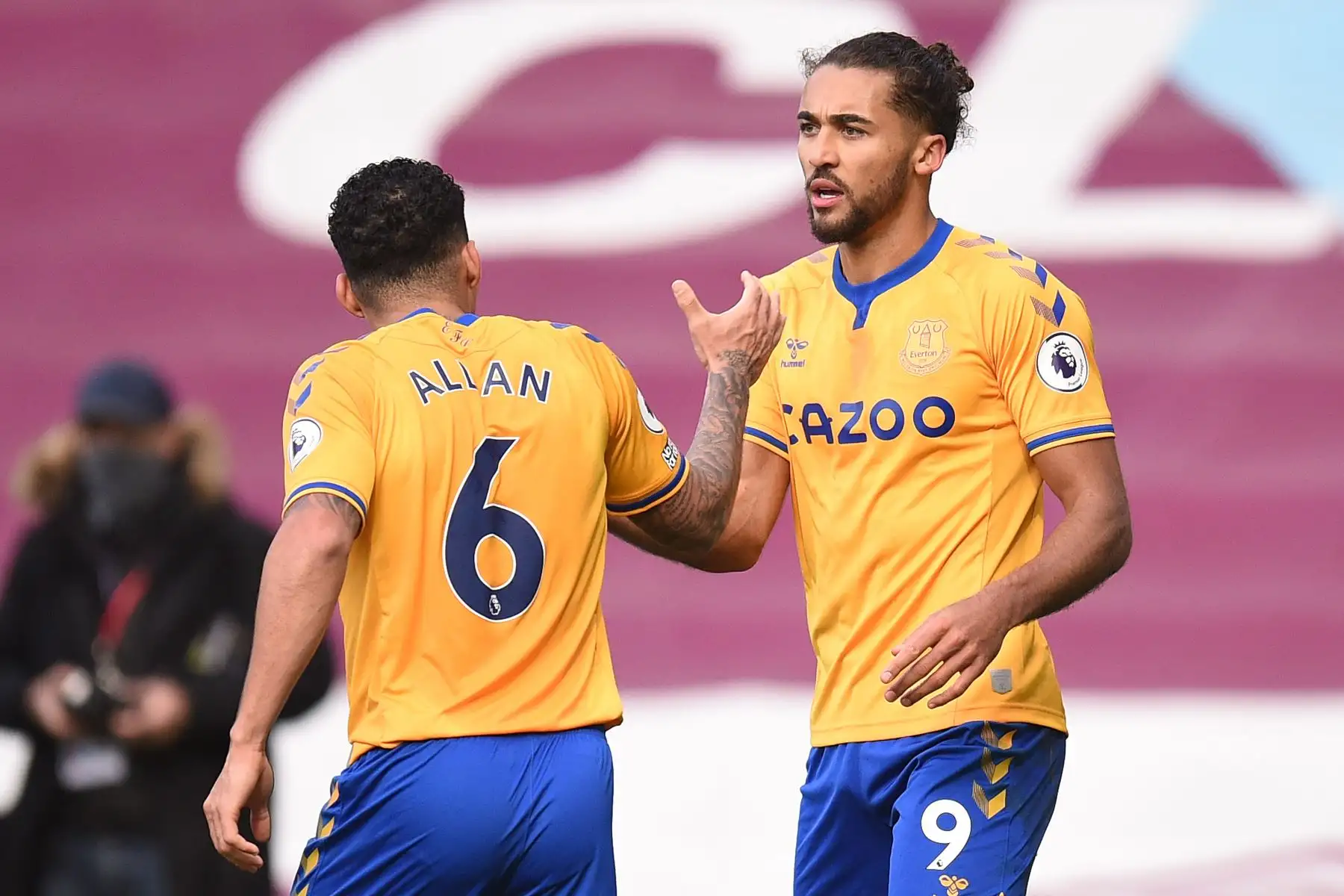El delantero inglés del Everton Dominic Calvert-Lewin celebra después de anotar el gol del empate durante el partido de fútbol de la Premier League. Foto: AFP