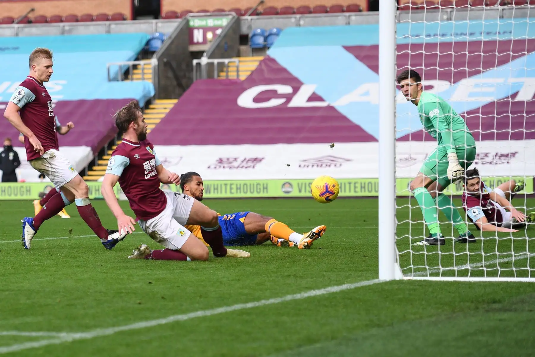 El delantero inglés del Everton, Dominic Calvert-Lewin, anota el gol del empate ante el portero inglés de Burnley, Nick Pope, durante el partido de fútbol de la Premier League. Foto: AFP