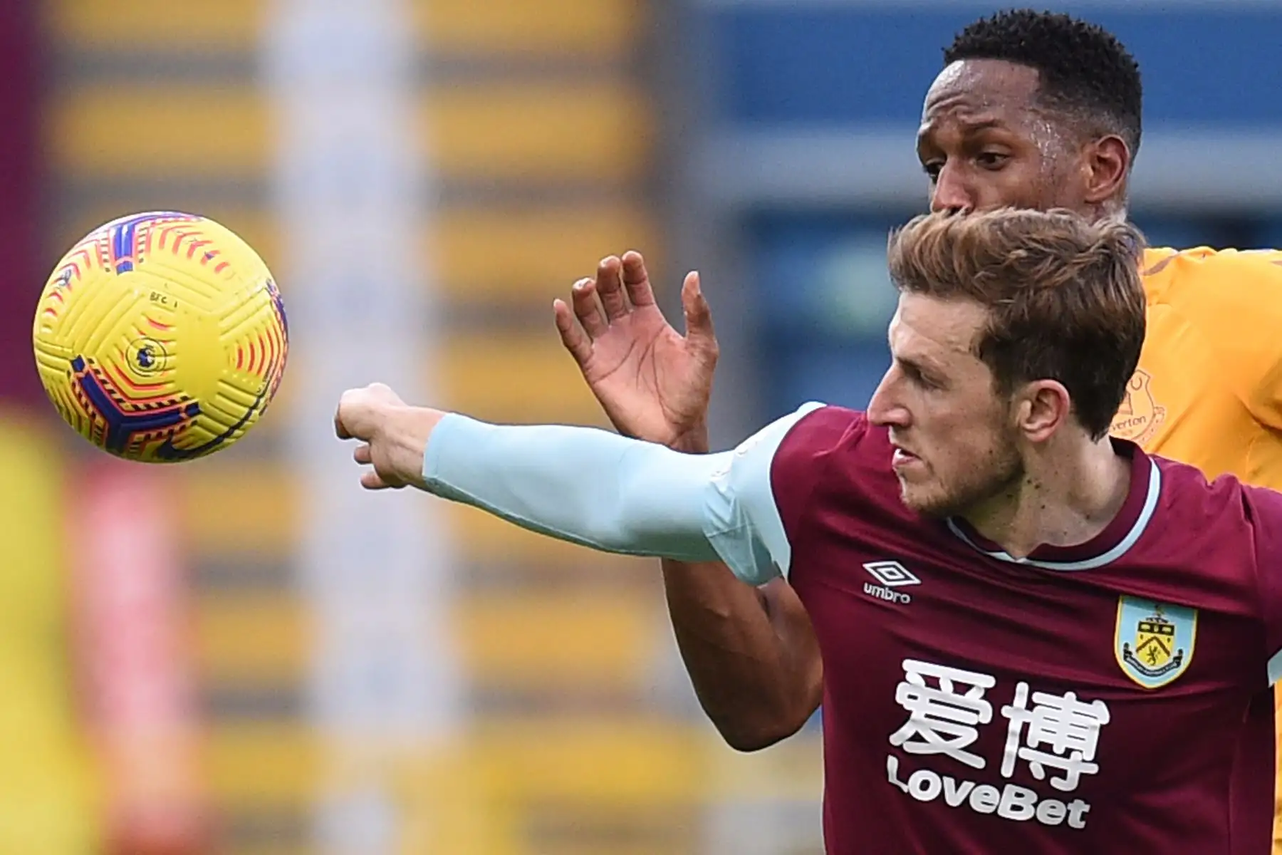El defensor colombiano del Everton, Yerry Mina, compite con el delantero neozelandés del Burnley, Chris Wood, durante el partido de fútbol de la Premier League. Foto: AFP