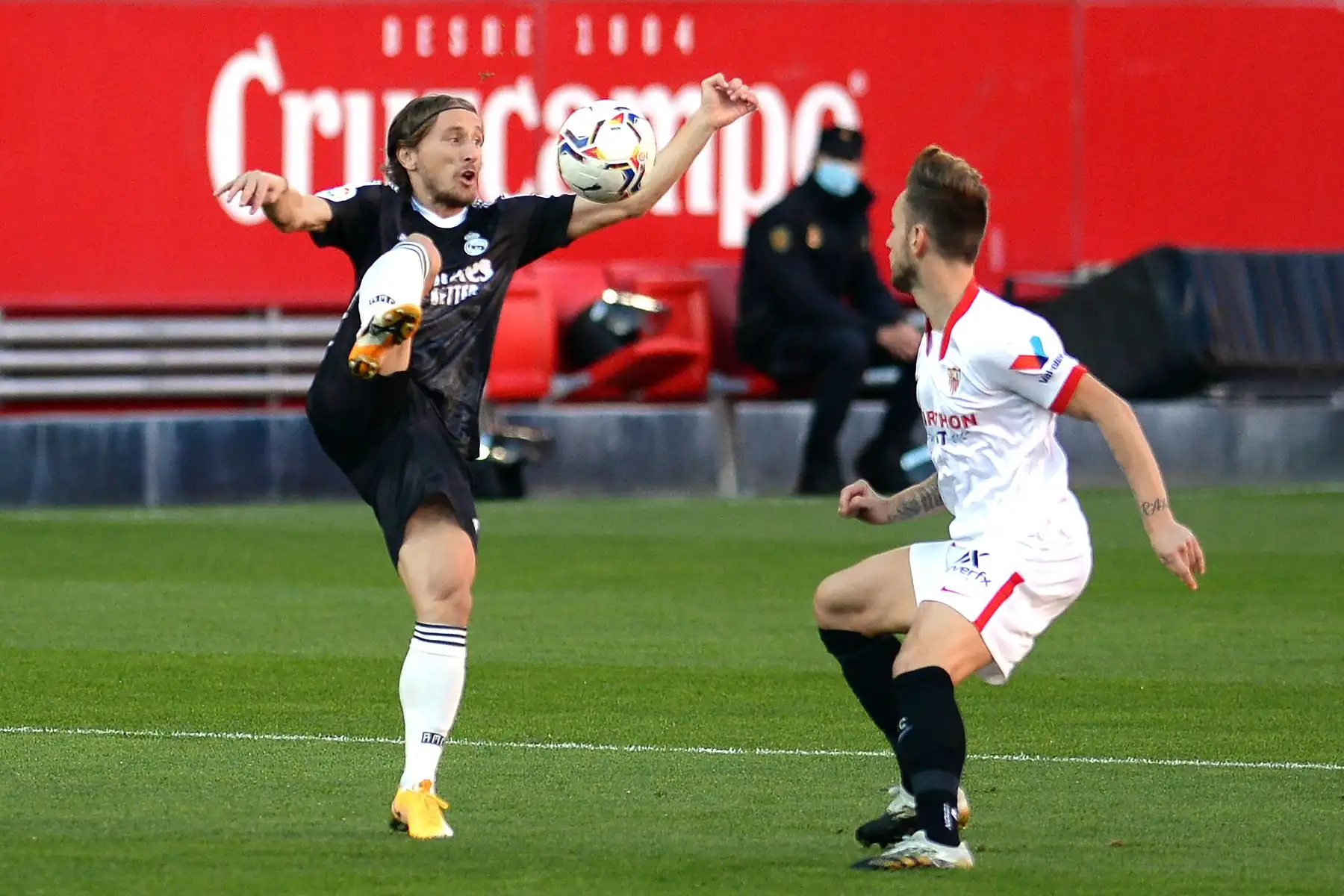 El mediocampista croata del Real Madrid Luka Modric desafía al mediocampista croata del Sevilla Ivan Rakitic durante el partido de fútbol de la Liga española. Foto: AFP